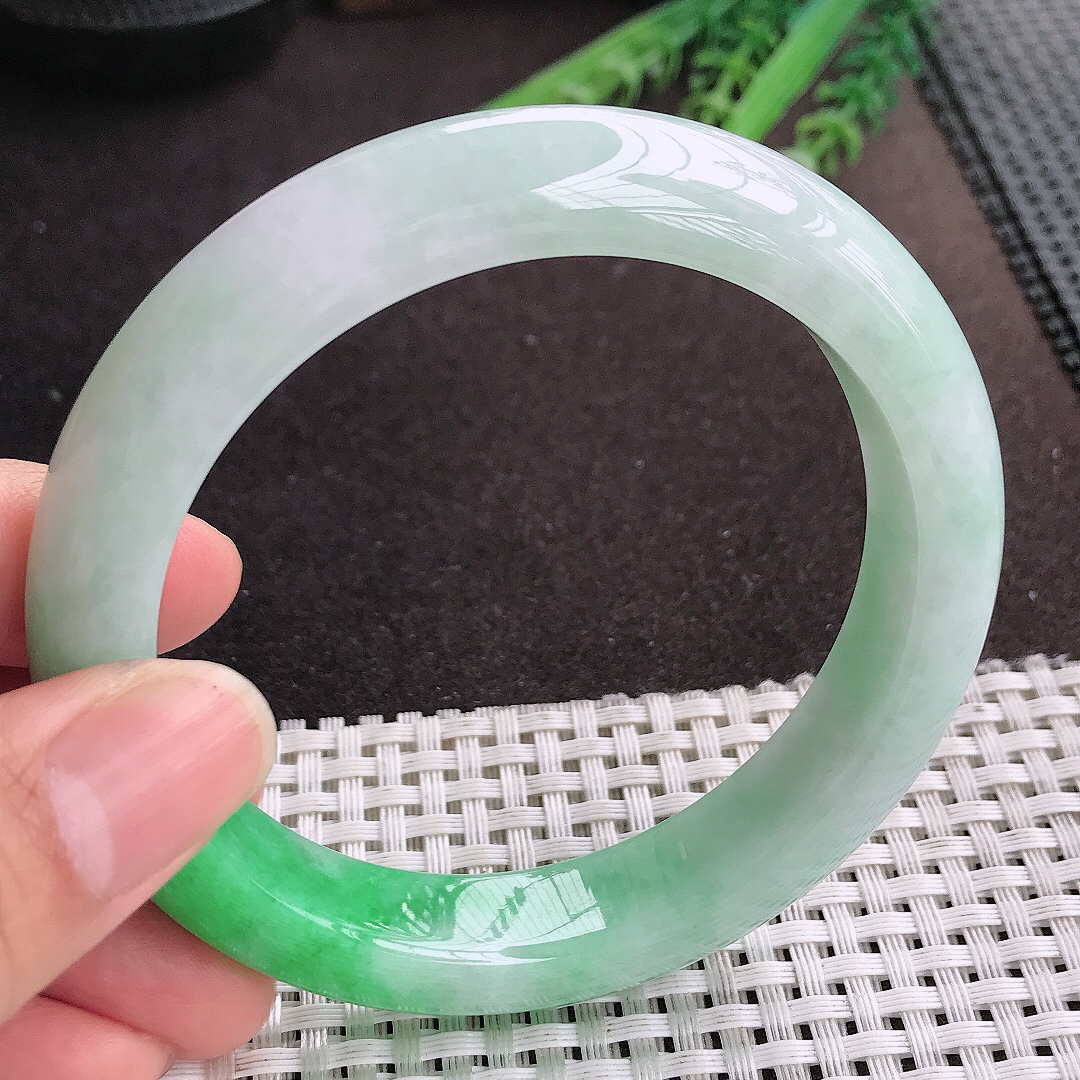 天然A货翡翠61.5/13/9.6老坑精美温润飘阳绿手镯大圈口宽边玉镯