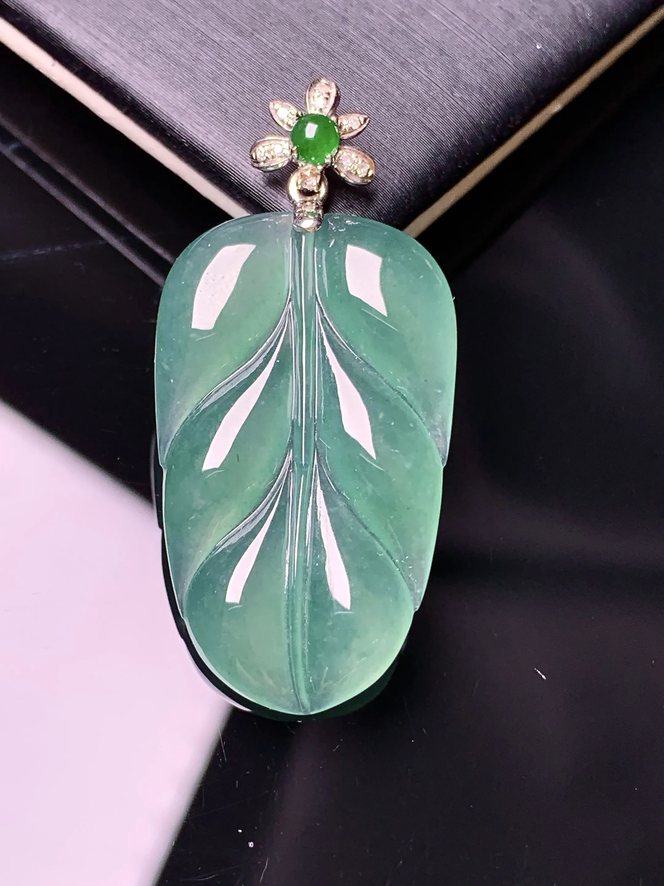 18k金镶嵌冰种树叶吊坠 玉质细腻 水润亮眼 色泽艳丽 整体尺寸38.8*18.3*3.5