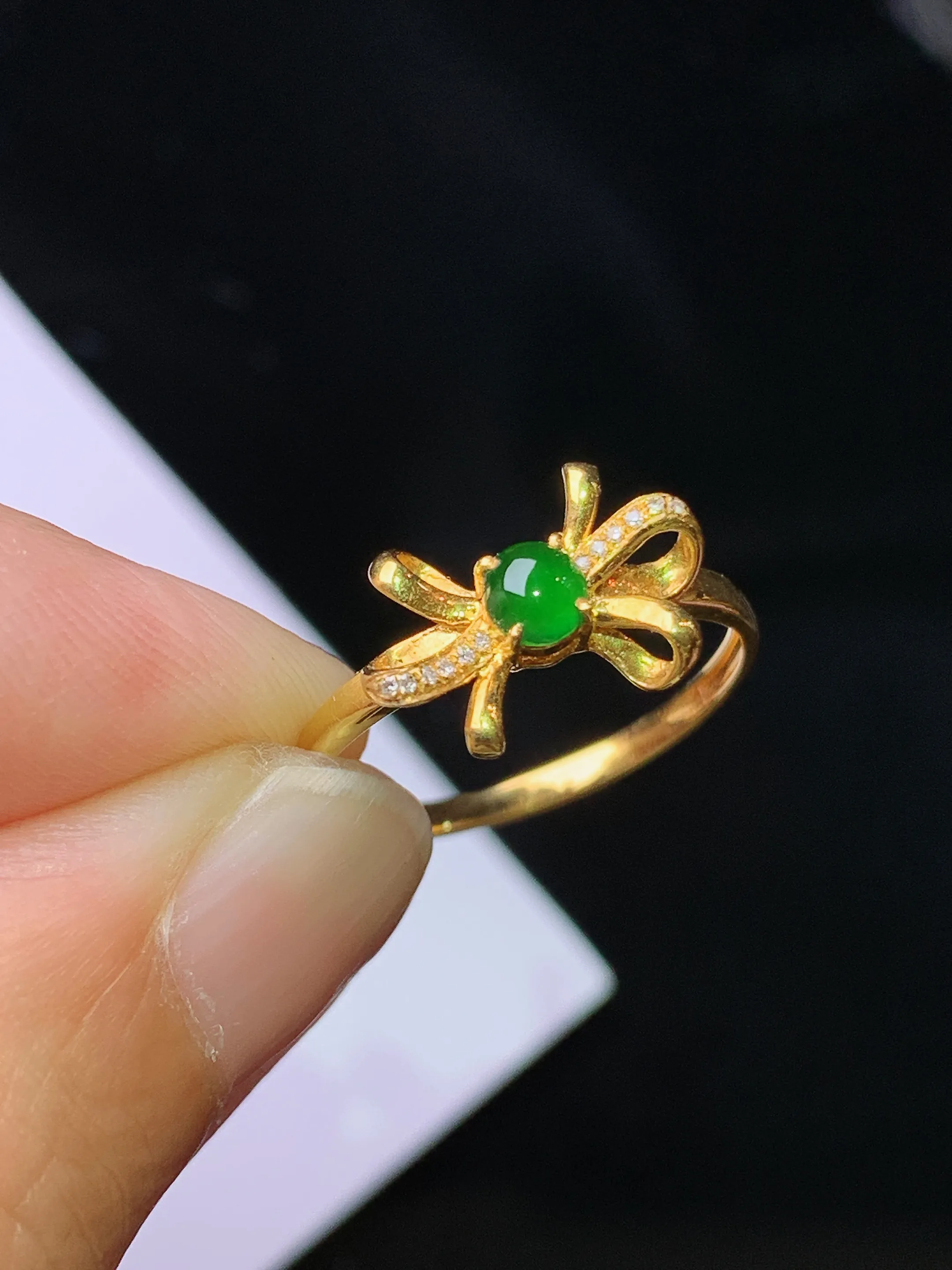 18k金钻镶嵌满绿蛋面戒指 玉质细腻 水润亮眼 色泽艳丽 圈口14 裸石尺寸3.5*2