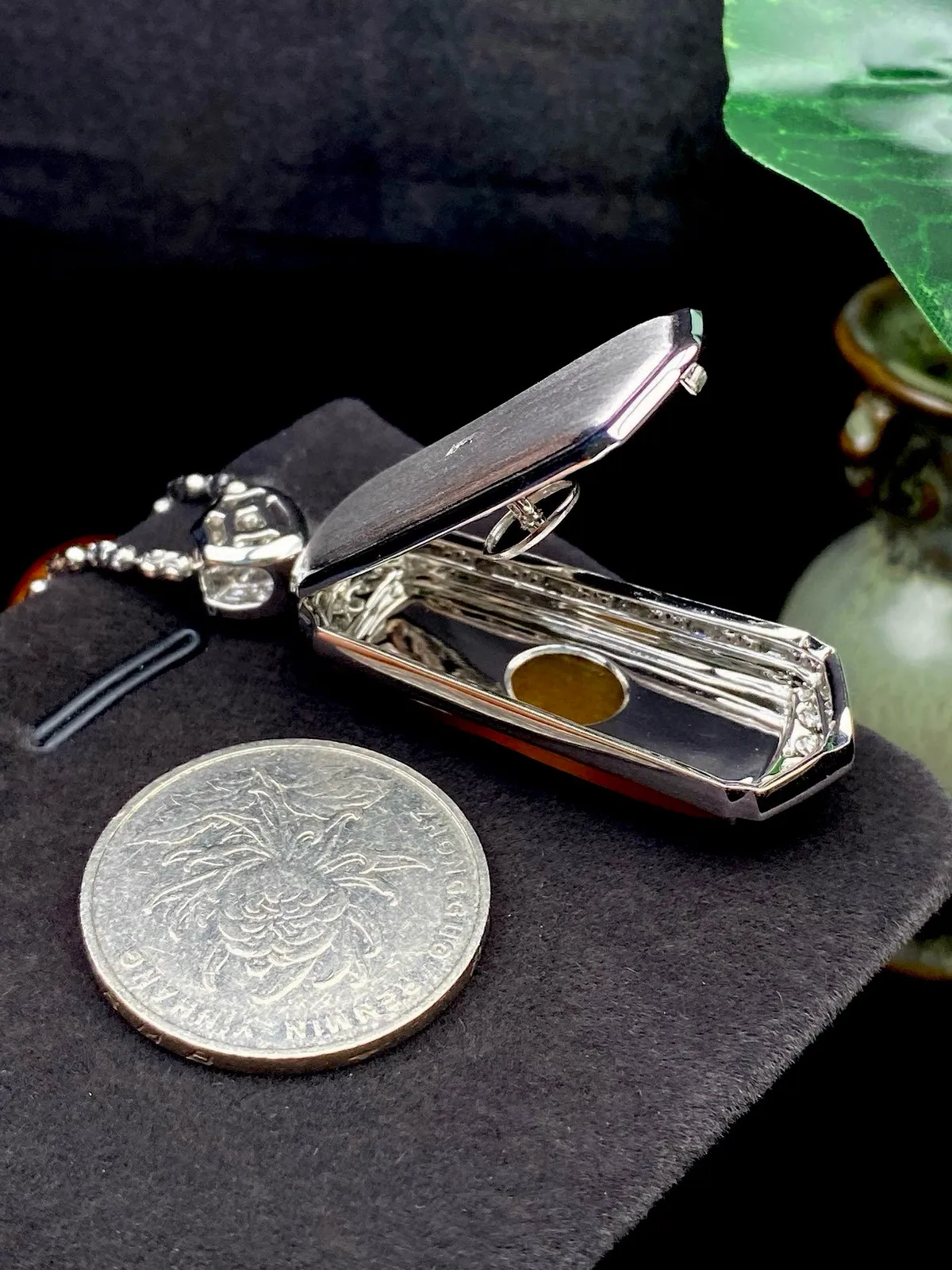 【冰种黄翡飘绿仿古无事柱】质地细腻，冰润透亮，光泽出众，冰感十足，18k金古法镶嵌，裸石尺寸30.8*10.7*4.1毫米