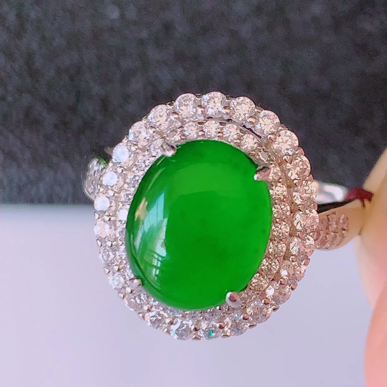 冰透满绿翡翠925银镶嵌戒指，自然光实拍，翠色灵动，颜色漂亮，种老水足，品相佳，佩戴佳品！#97.7