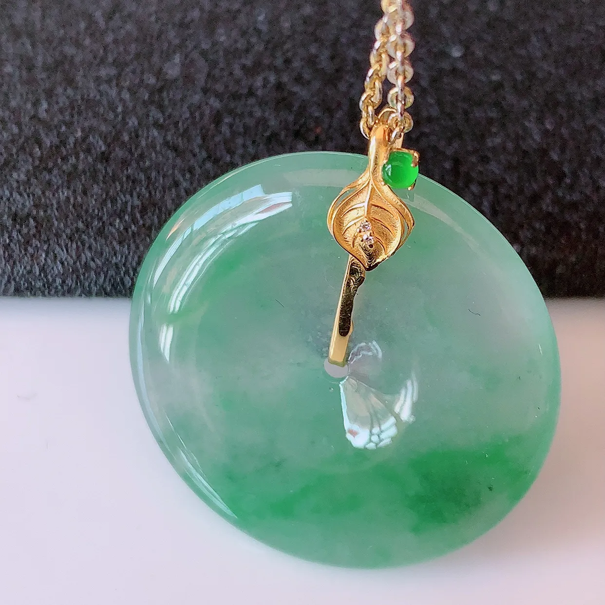 自然光实拍，18K金镶嵌冰种飘花翡翠平安扣吊坠，冰透，灵动飘逸，寓意平平安安，平安扣佩戴端庄漂亮！#41.7整体28*25*5.5裸石25*25