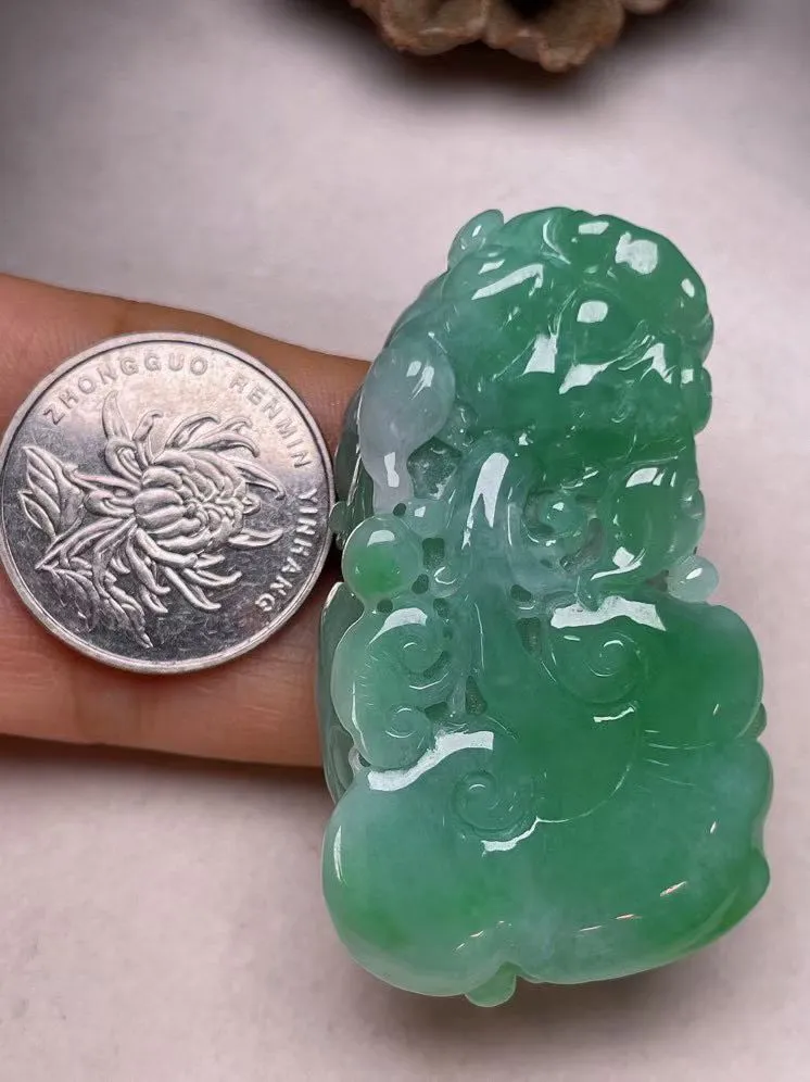 冰糯种飘绿貔貅吊坠、真金真钻镶嵌，种水好，玉质细腻 .裸石尺寸  52.0*30.8