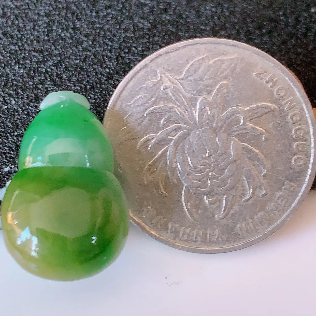 自然光实拍，冰润黄加绿翡翠葫芦蛋面，寓意福禄双全，财源滚滚，清新脱俗，佩戴效果优雅迷人！#05.7