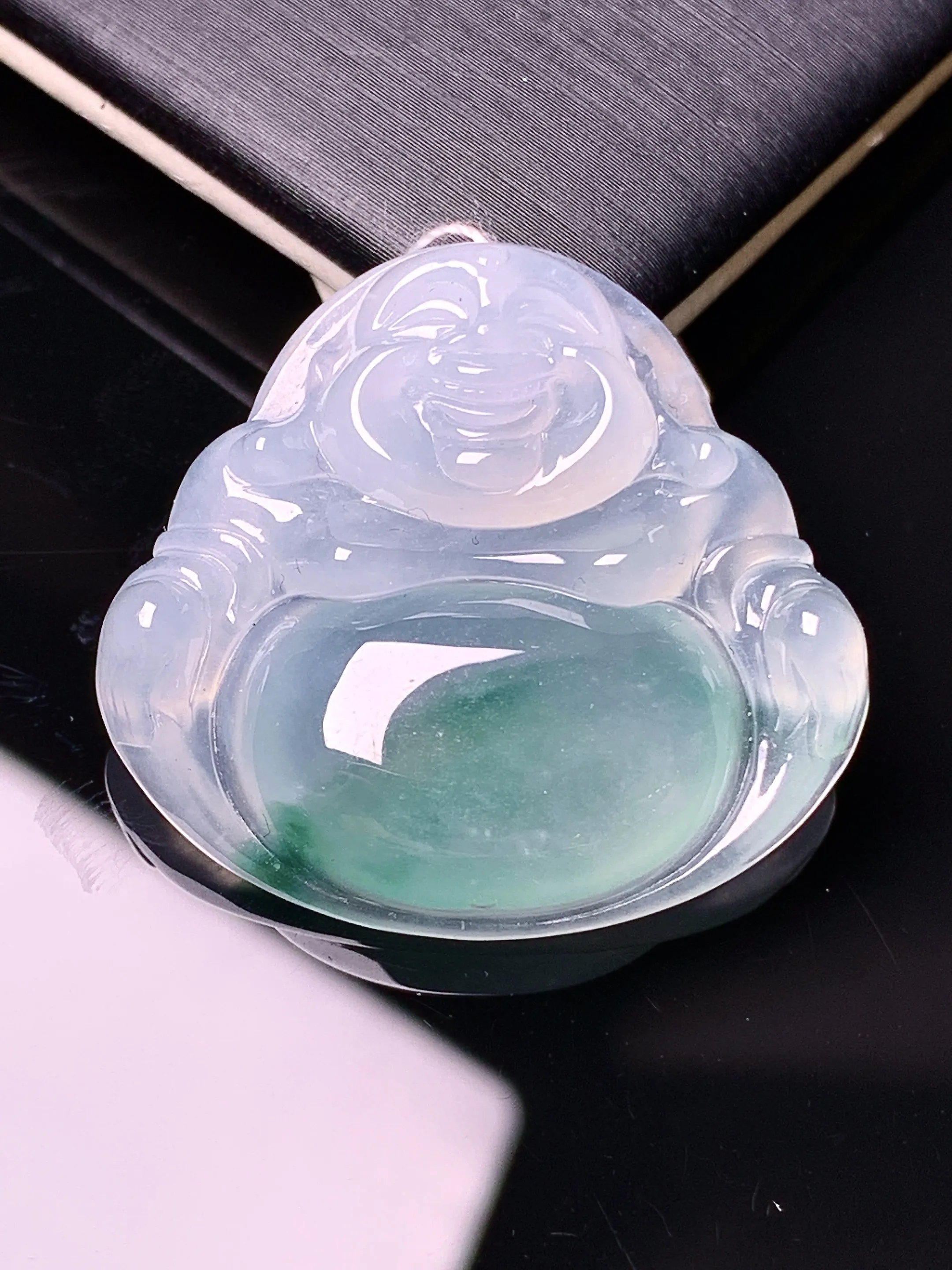 冰种飘绿佛公吊坠 玉质细腻 水润亮眼 色泽艳丽 整体尺寸28*30.5*6.5