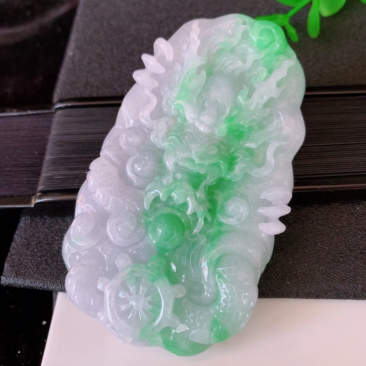 自然光实拍，精雕飘绿翡翠龙牌吊坠，龙行天下，雕工立体精湛，翡翠龙牌，种老水足，配戴霸气时尚，值得收藏!#39.7