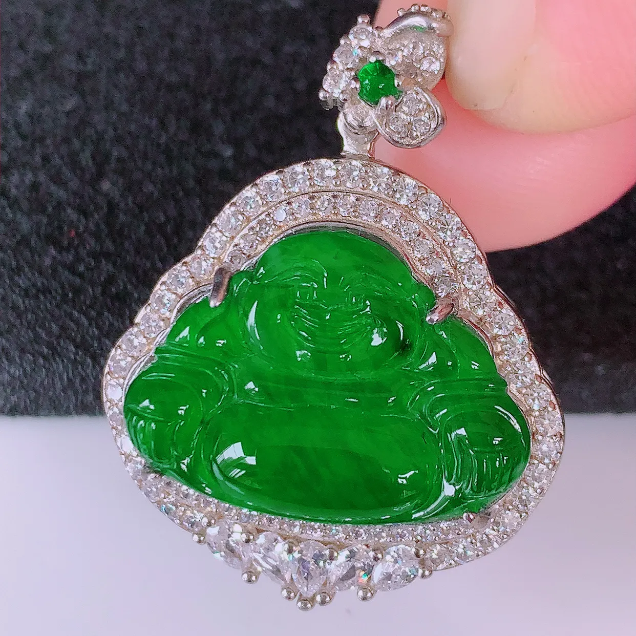 冰透满绿翡翠925银镶嵌佛公吊坠，自然光实拍，翠色灵动，颜色漂亮，种老水足，品相佳，佩戴 佳品！#9