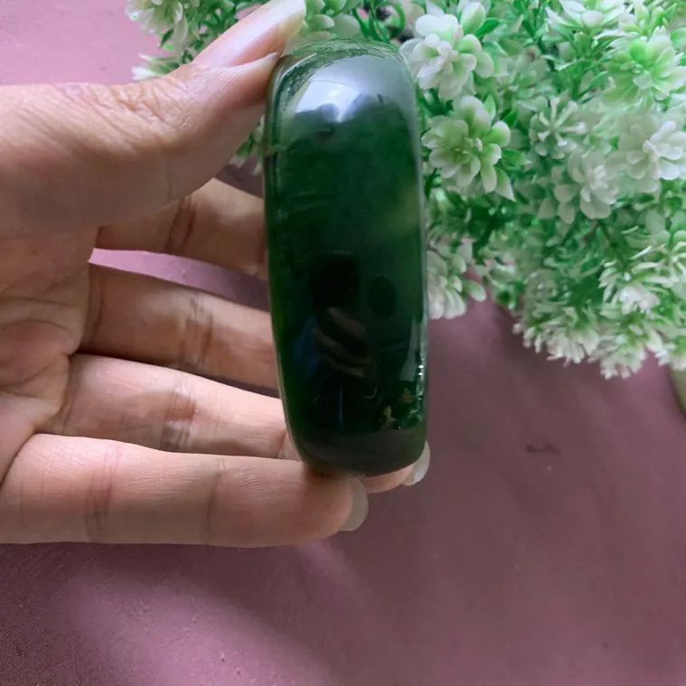 59.5圈口和田玉菠菜绿宽版手镯，精品白玉手镯，【挽间柔情】，镯型古朴典雅。在诗情画意的雨巷相遇，你