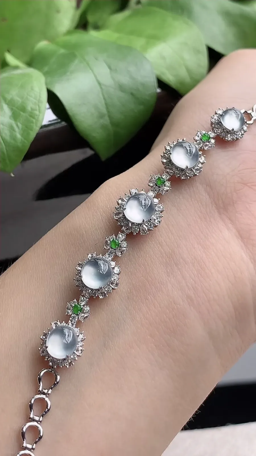 a货翡翠老坑高冰种18K金伴钻镶嵌白月光蛋面手链 尺寸6.5×6×7mm 重量9.54g 1207