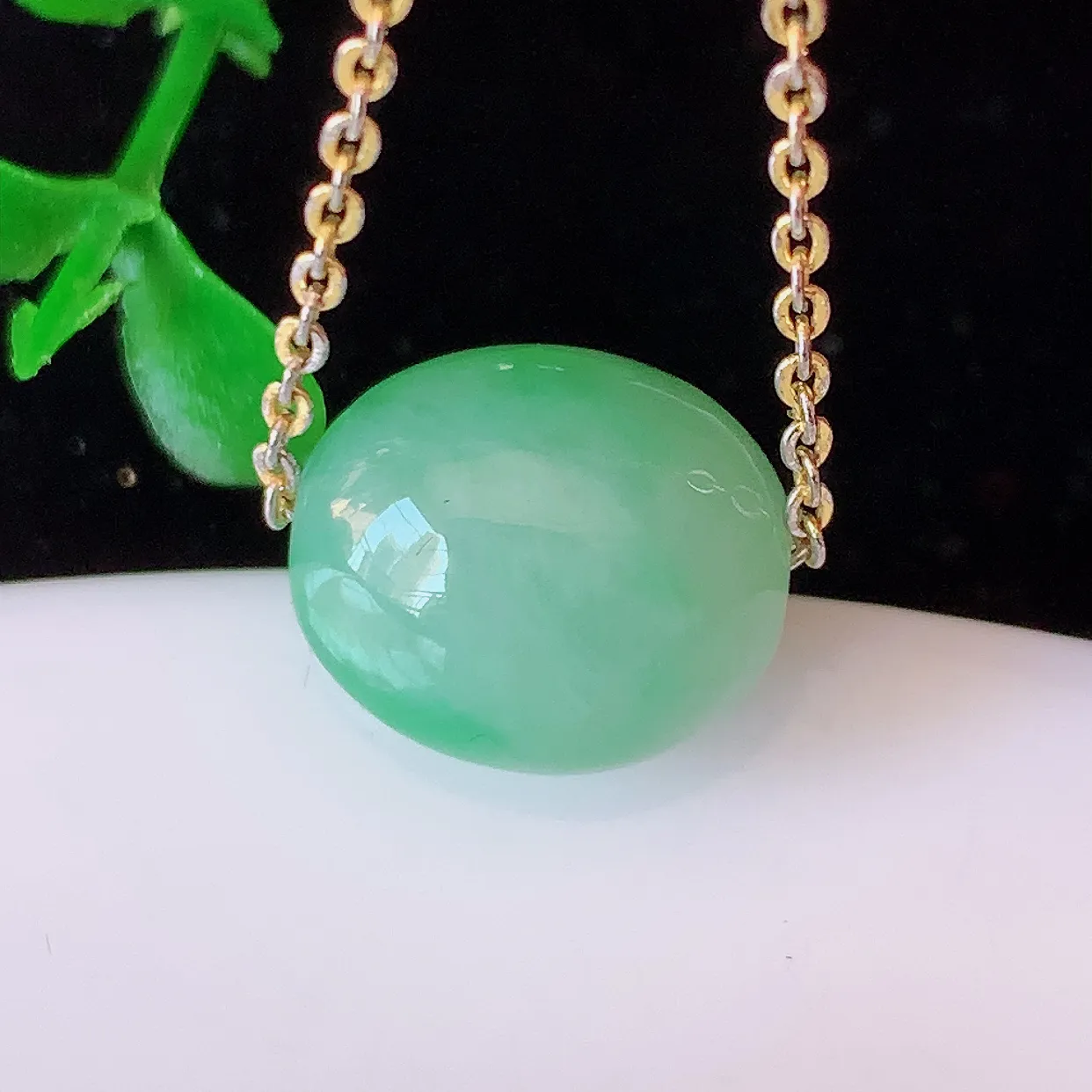 自然光实拍，冰飘绿翡翠路路通吊坠，寓意好运连连，路路畅通，经典款式，财运滚滚，路路通，佩戴效果更好！