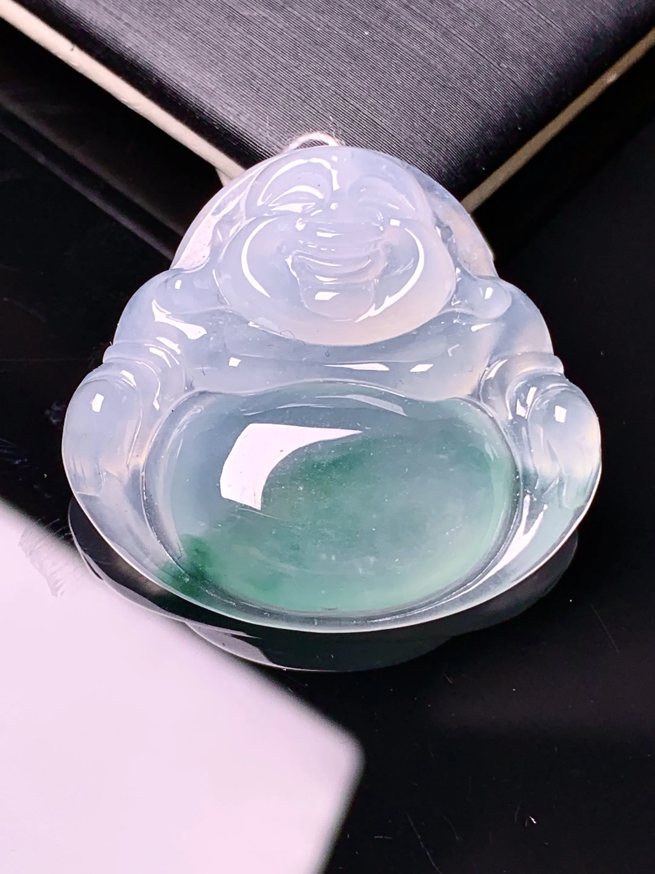 冰种飘绿佛公吊坠 玉质细腻 水润亮眼 色泽艳丽 整体尺寸28*30.5*6.5