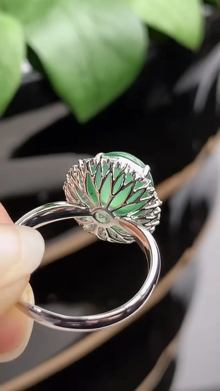 a货翡翠老坑冰种18K金伴钻镶嵌满绿蛋面戒指 圈口17.5裸石尺寸9.8×9mm 重量3.46g 1209