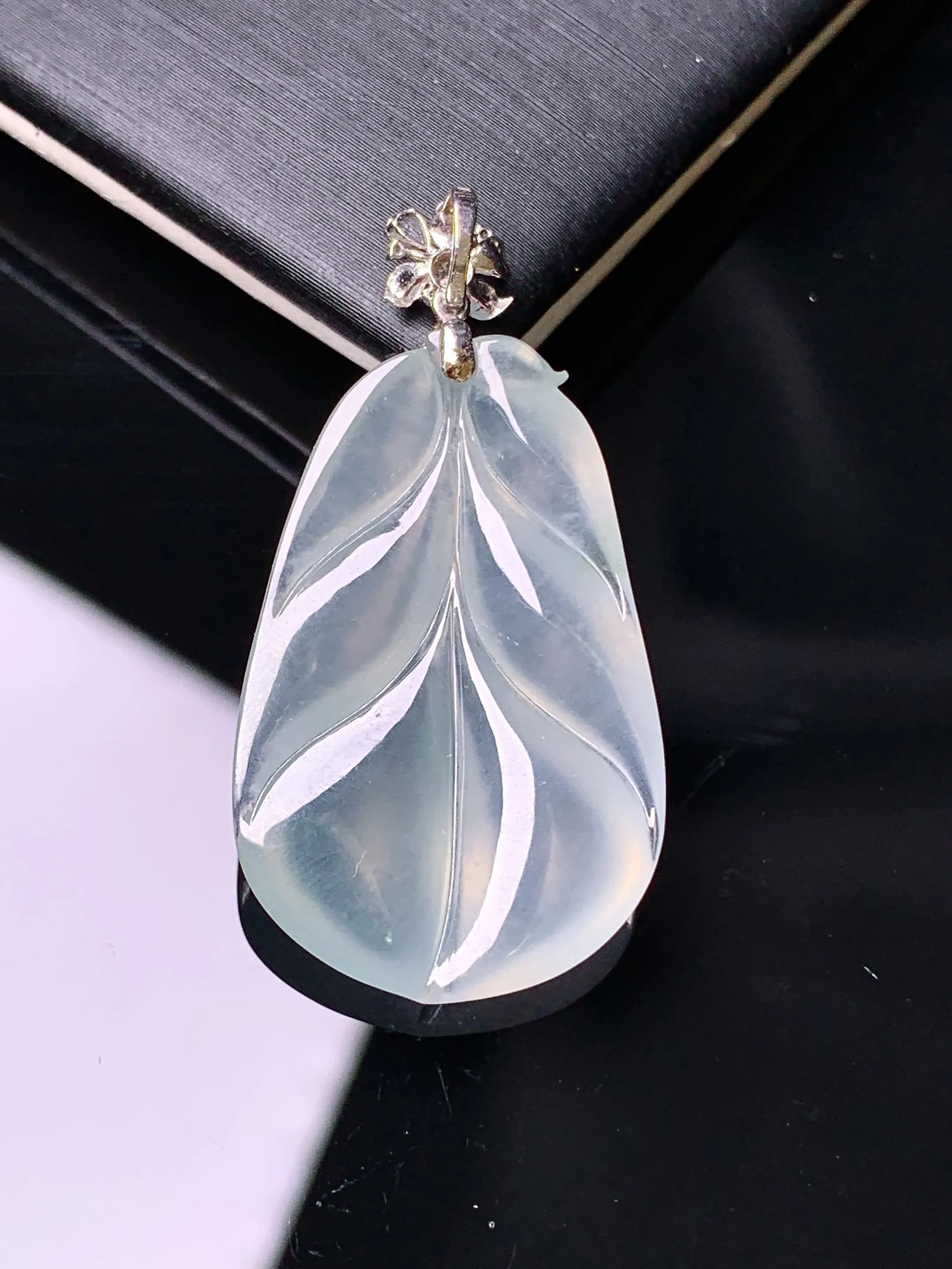 18k金镶嵌冰种树叶吊坠 玉质细腻 水润亮眼 色泽艳丽 整体尺寸36.5*18.8*4.6