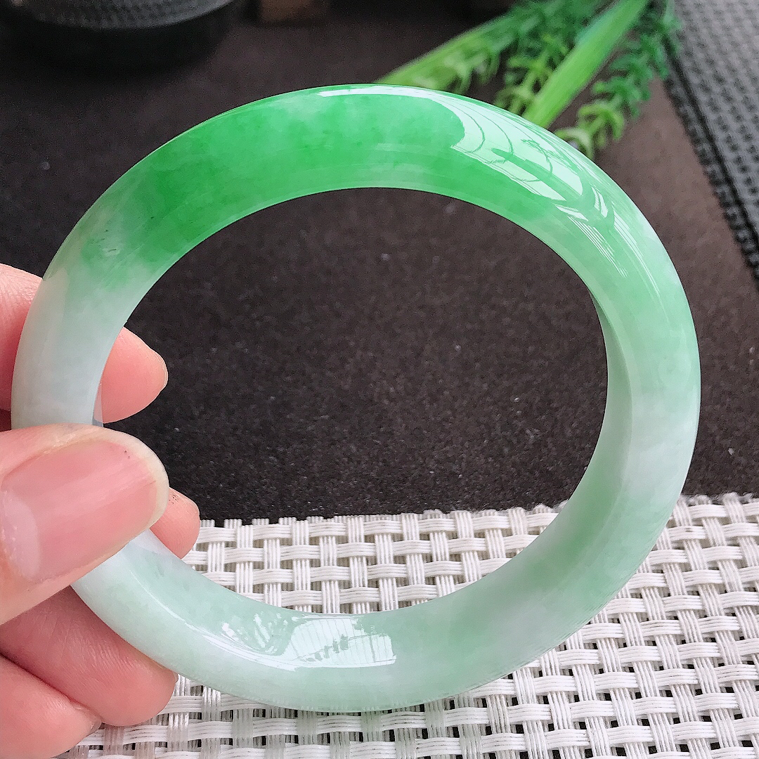 天然A货翡翠61.5/13/9.6老坑精美温润飘阳绿手镯大圈口宽边玉镯