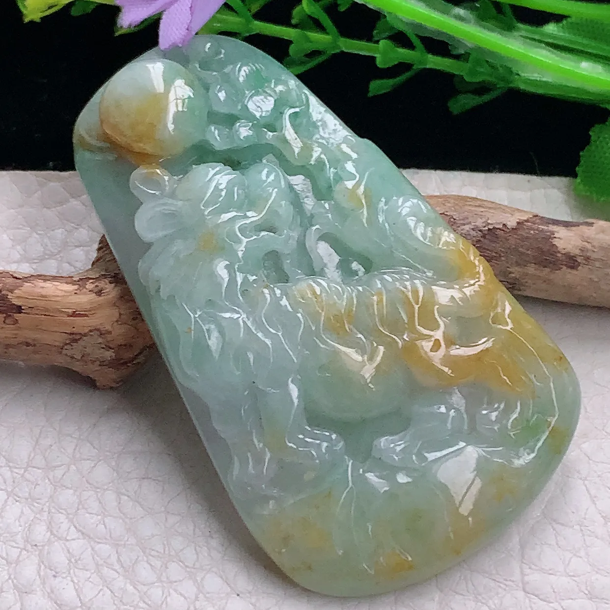 zen自然光66*40*9.8缅甸翡翠a货三彩上山虎 生肖虎玉吊坠 玉挂件