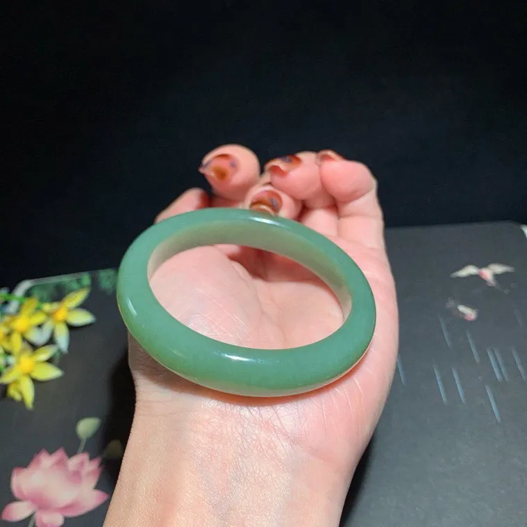 和田玉50.5圈口且末蓝手镯！玉质细腻油润 底色纯净 无裂无杂 脂粉好，品质高。