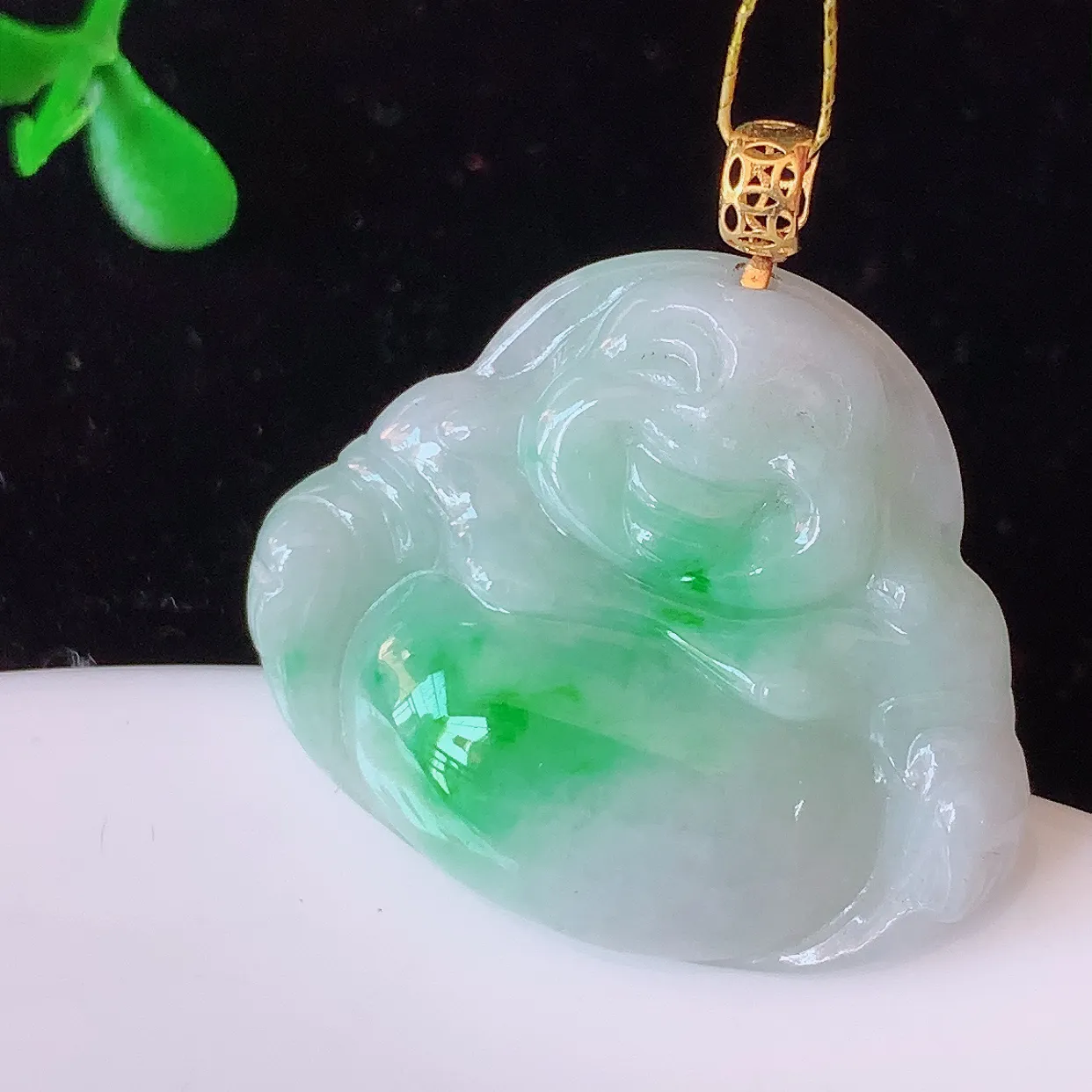 18k金镶嵌冰润飘绿翡翠佛公吊坠，款式新颖，佩戴效果时尚出众，尽显气质，水润精细，美感十足。#35.7