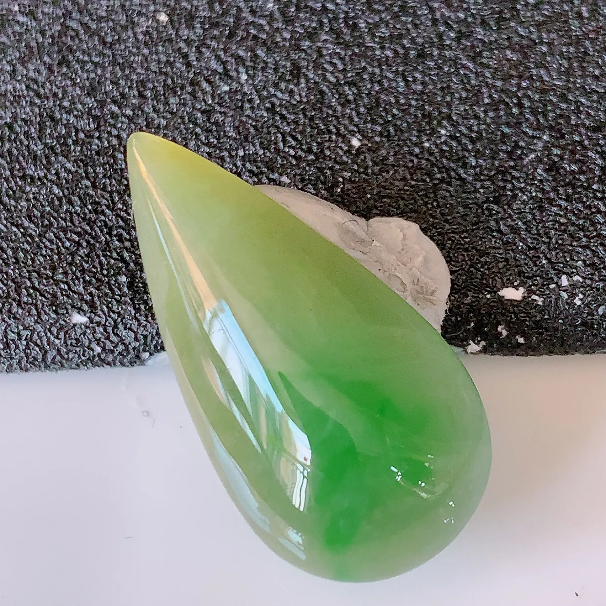 自然光实拍，水润黄加绿翡翠水滴蛋面，翠色灵动，玉质细腻，颜色漂亮，品相佳，佩戴佳品！#97.7尺寸26*13*6mm