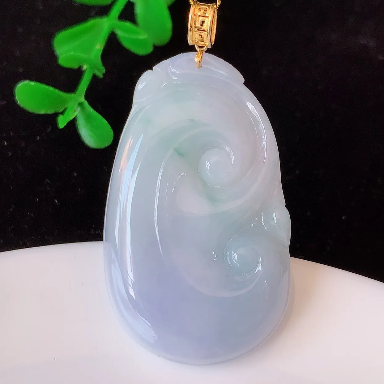 18K金镶嵌紫罗兰飘花翡翠如意吊坠，简单的镶嵌设计、让玉坠百搭又精致，寓意着吉祥，事事如意！#35.7整44.5裸石38.5*23*5.6