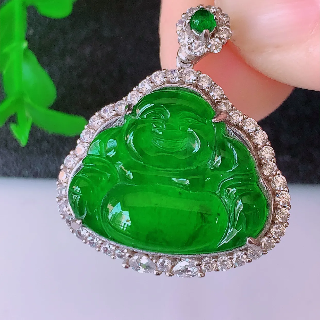 冰透满绿翡翠925银镶嵌佛公吊坠，自然光实拍，翠色灵动，颜色漂亮，种老水足，品相佳，佩戴佳品！#97