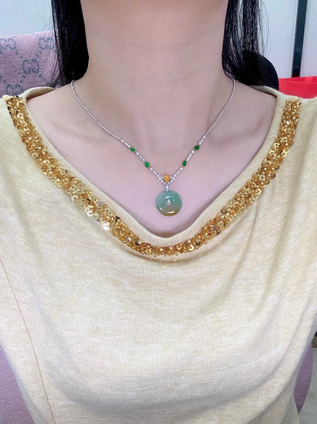 【冰种黄加绿平安扣】质地非常细腻，冰润十足，种老冰透，18k金钻镶嵌，裸石尺寸18.2*3.1毫米，收藏品质