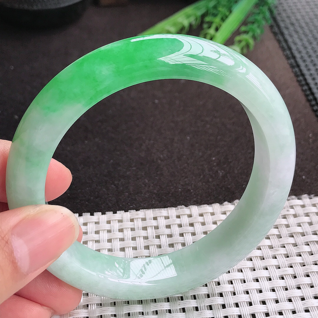 天然A货翡翠61.5/13/9.6老坑精美温润飘阳绿手镯大圈口宽边玉镯