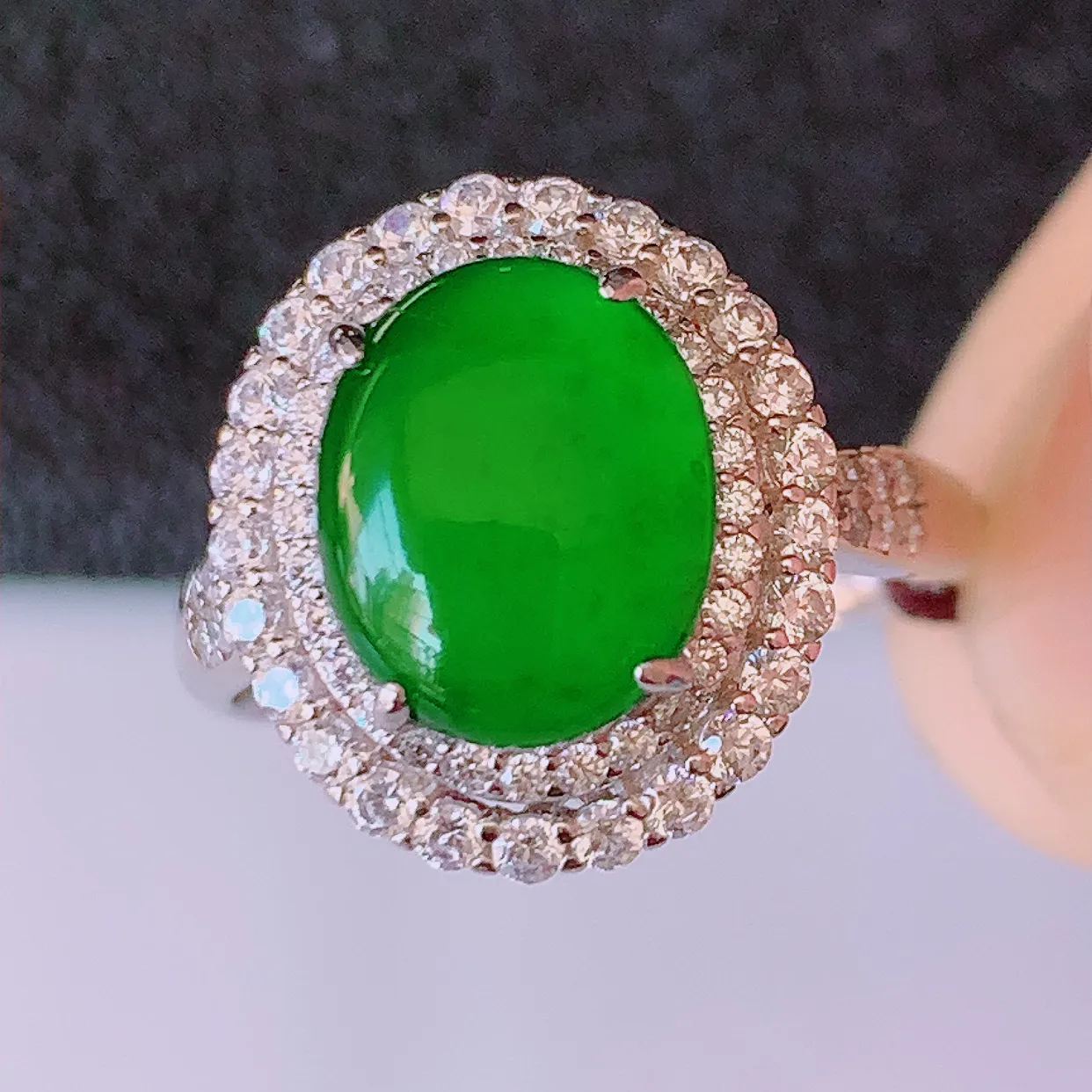 冰透满绿翡翠925银镶嵌戒指，自然光实拍，翠色灵动，颜色漂亮，种老水足，品相佳，佩戴佳品！#97.7