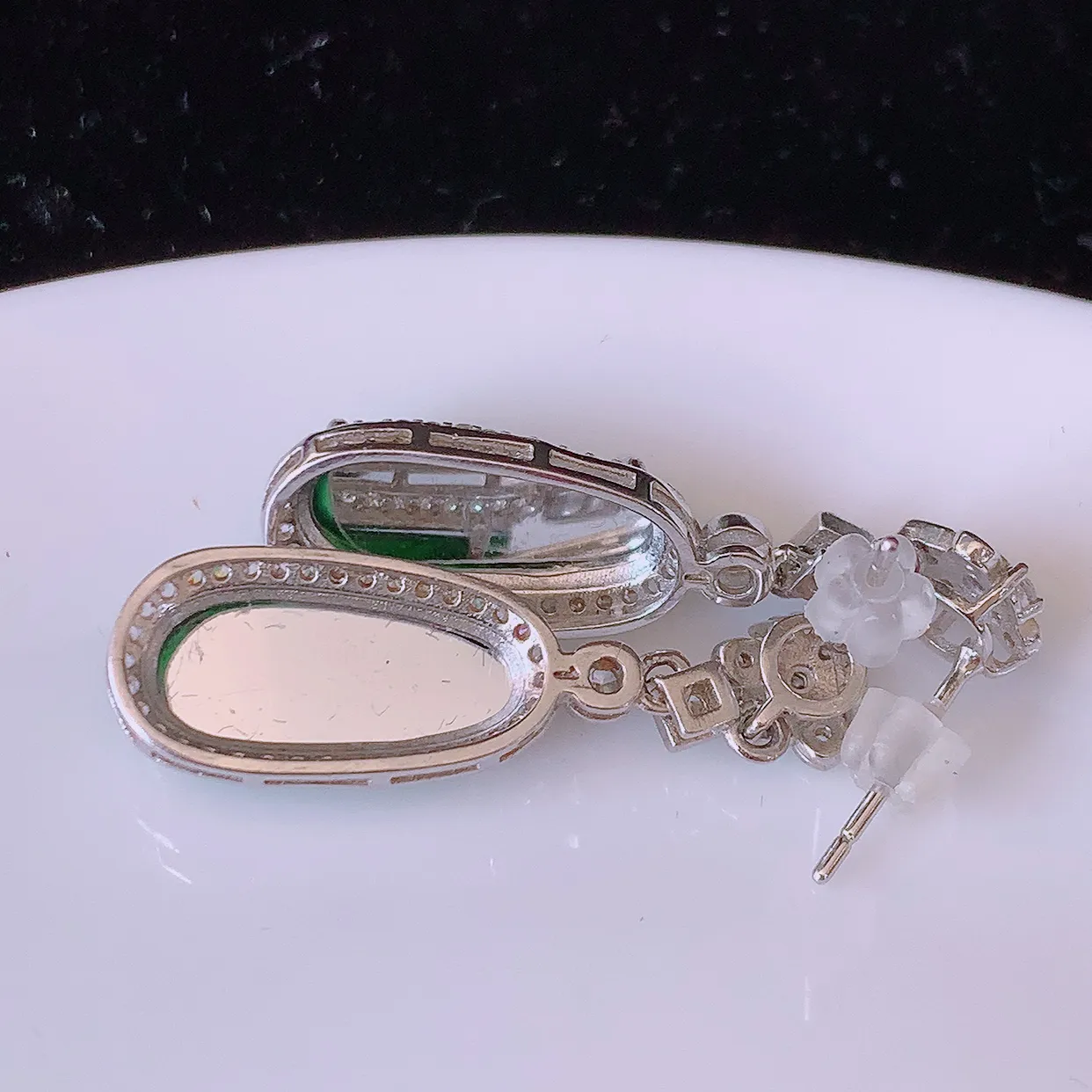 冰透满绿翡翠925银镶嵌耳坠，自然光实拍，翠色灵动，颜色漂亮，种老水足，品相佳，佩戴佳品！#97.7整体30.5-9*5.2裸石14.5*6.5