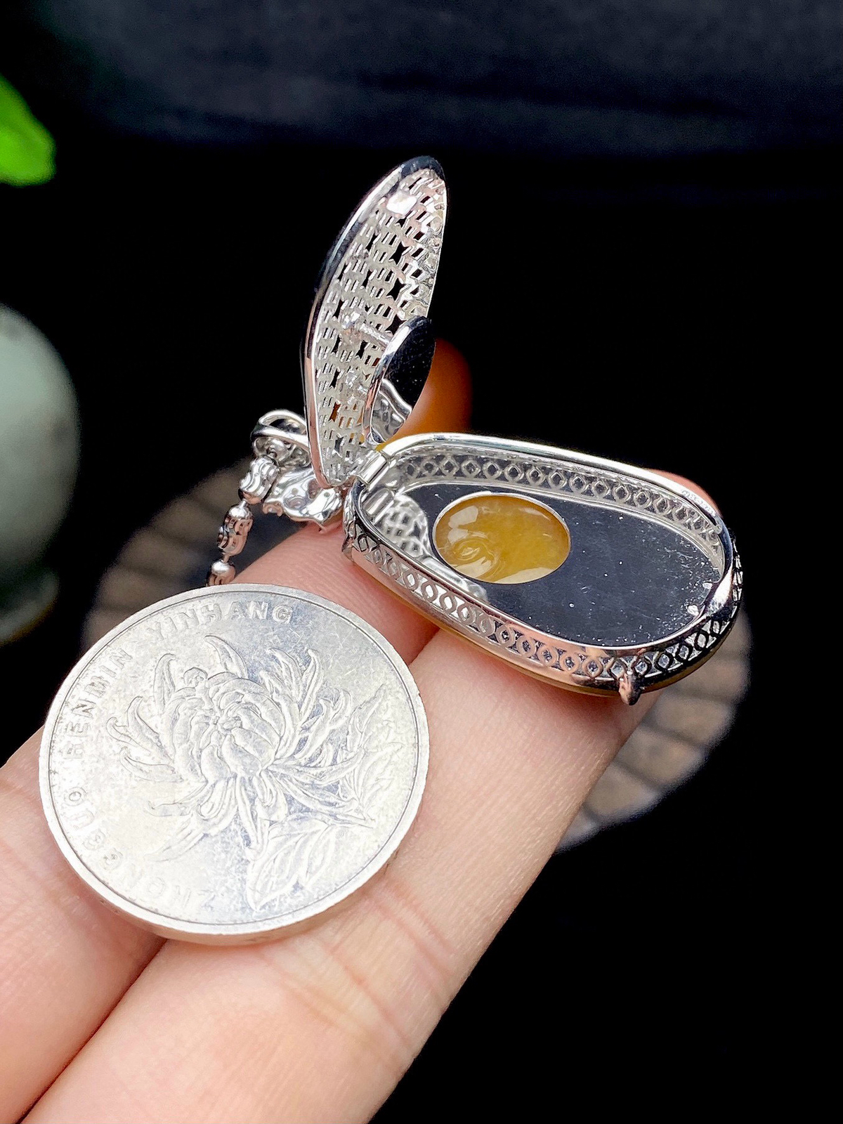 【冰种黄翡如意吊坠】种水很好，颜色漂亮，冰润通透，晶莹闪亮，18K金钻镶嵌，裸石尺寸毫米