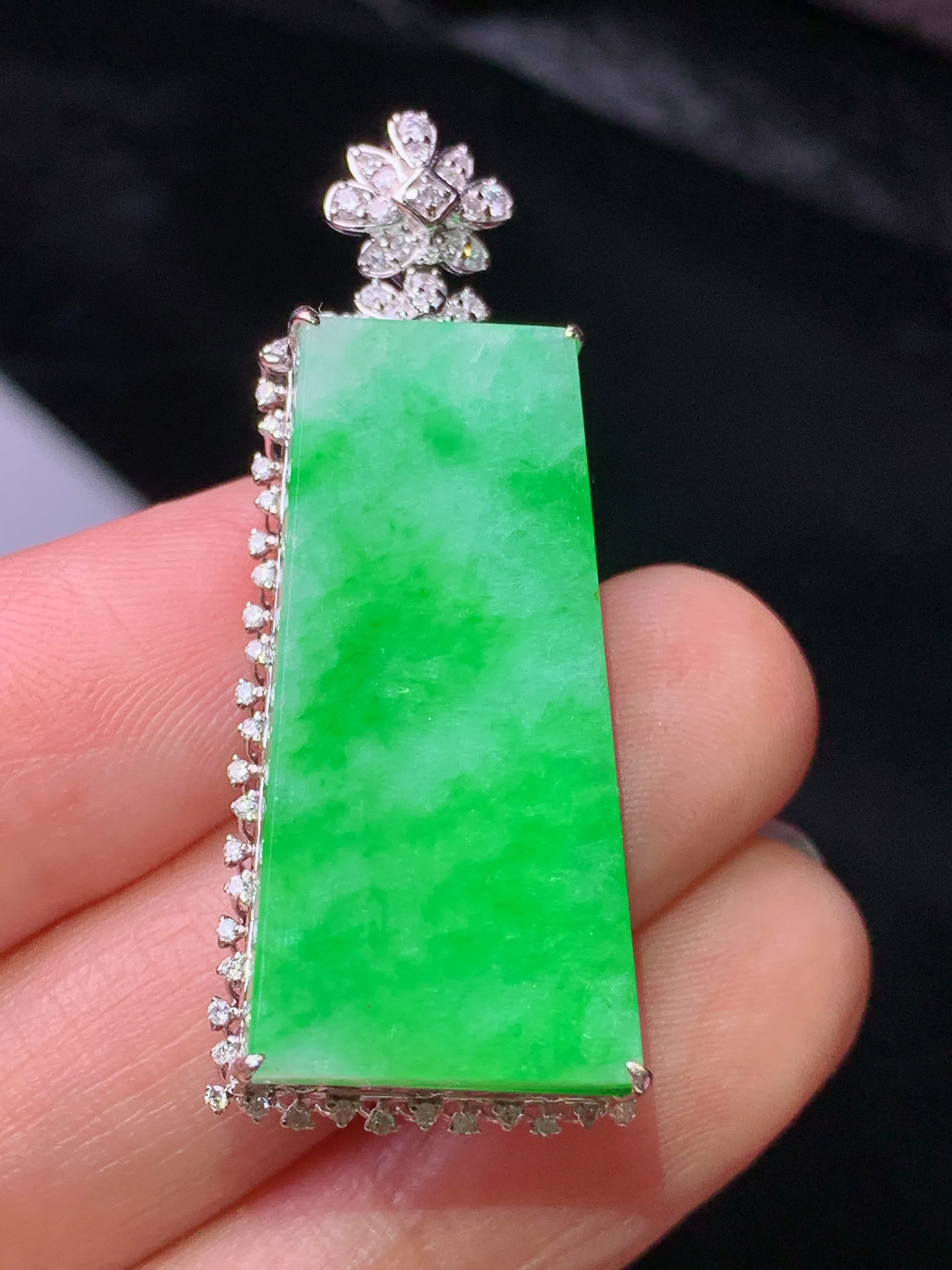 18k金钻镶嵌翠绿无事牌吊坠 玉质细腻 水润亮眼 色泽艳丽 整体尺寸42.5*16.6*8.8