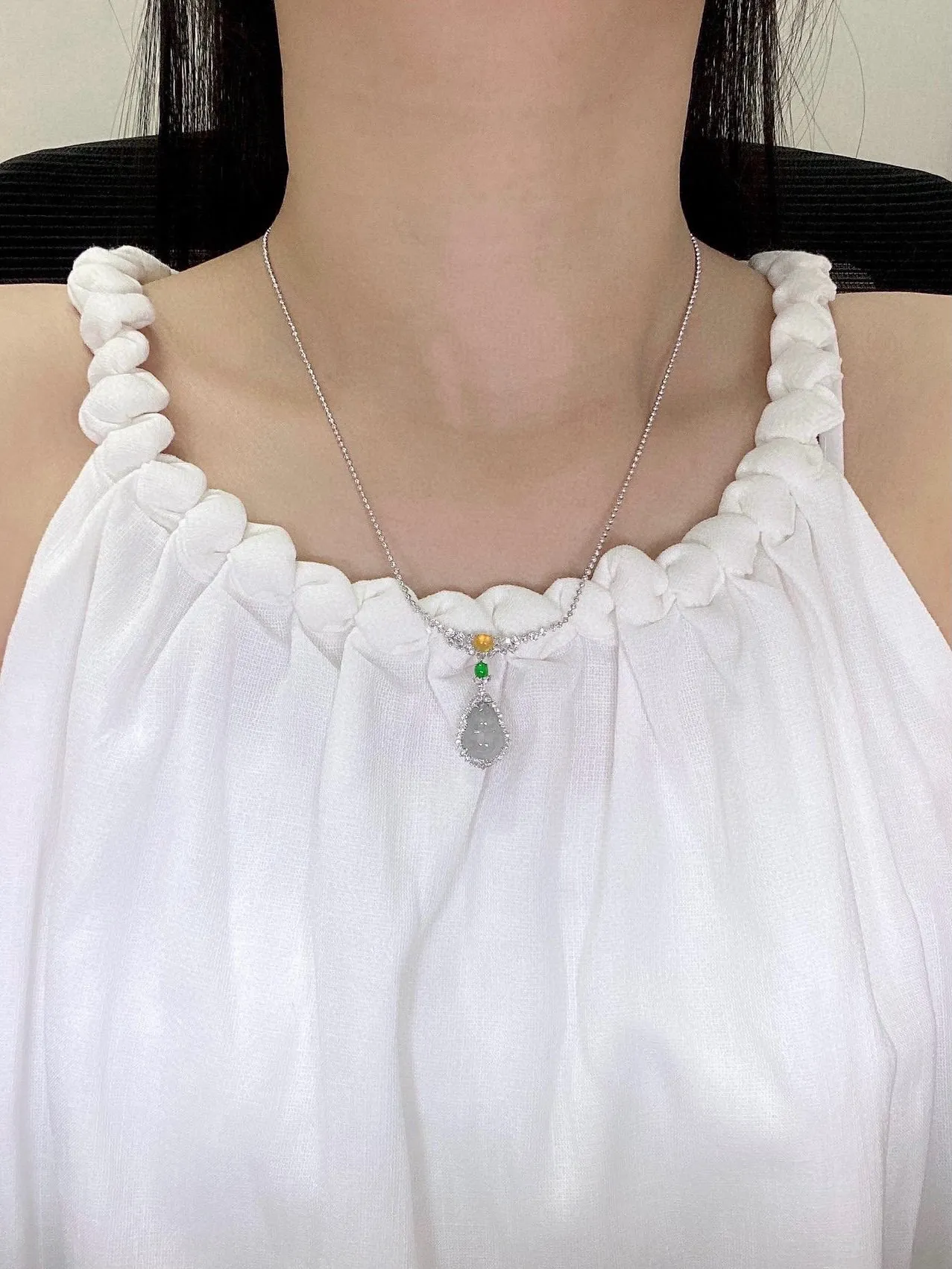 【冰种葫芦吊坠】质地细腻清爽，荧光感强烈，起刚光强烈，18K金钻镶嵌，裸石尺寸13.3*9.6*4.6毫米