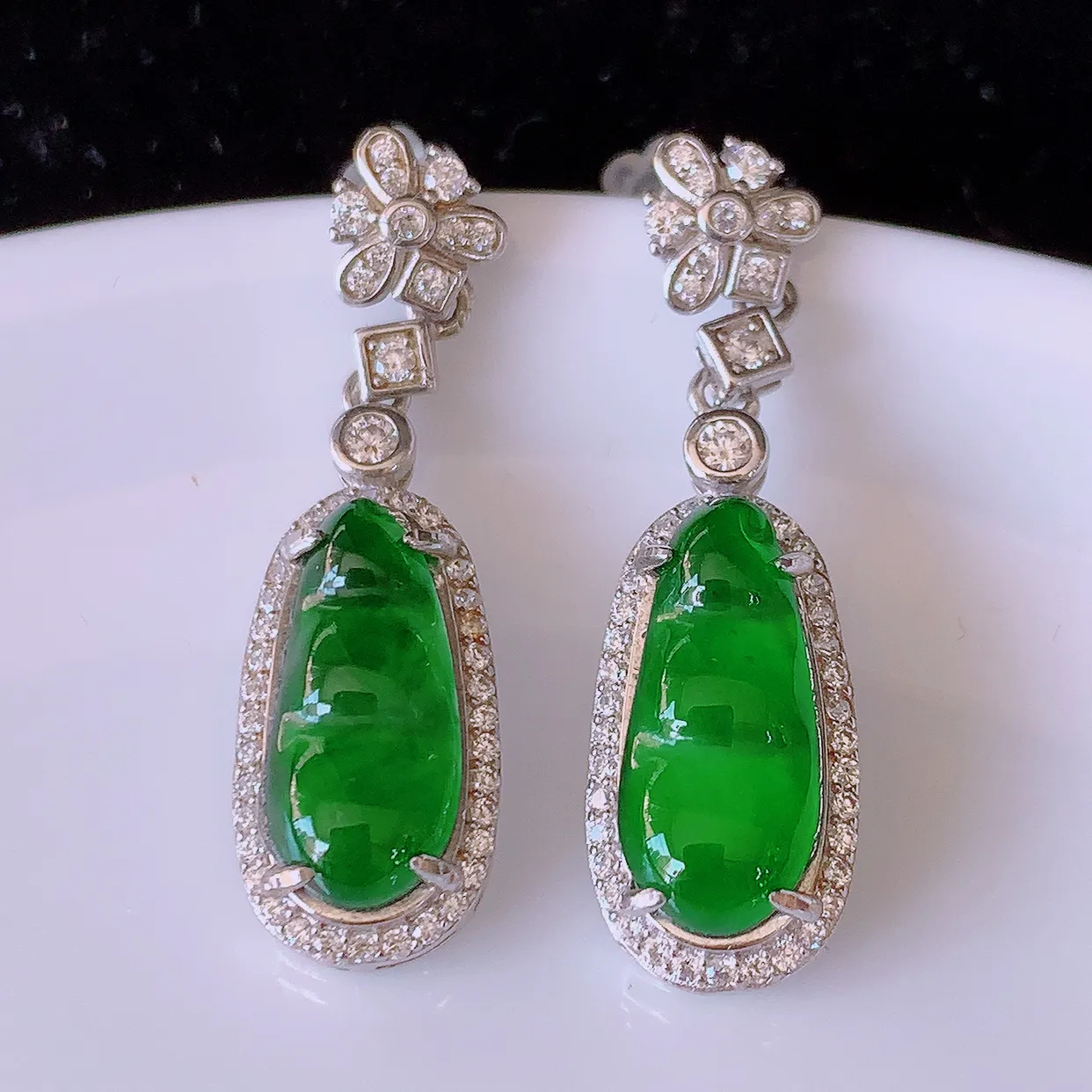 冰透满绿翡翠925银镶嵌耳坠，自然光实拍，翠色灵动，颜色漂亮，种老水足，品相佳，佩戴佳品！#97.7