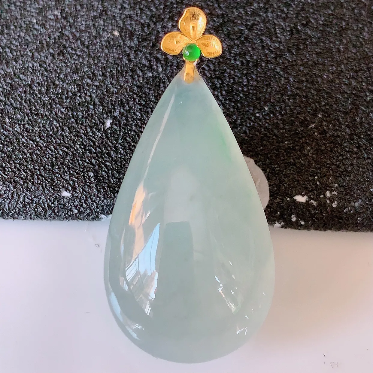 18k金镶嵌冰种翡翠水滴吊坠，沁人心脾，精致典雅的设计，为佩戴者，增添色彩，送礼自留都是佳品选择！#