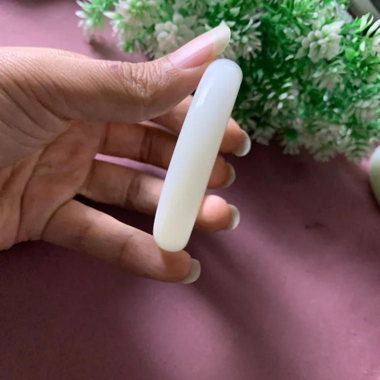 51.5圈口和田玉羊脂白手镯【挽间柔情】，镯型古朴典雅。在诗情画意的雨巷相遇，你是我腕间的一抹风情，