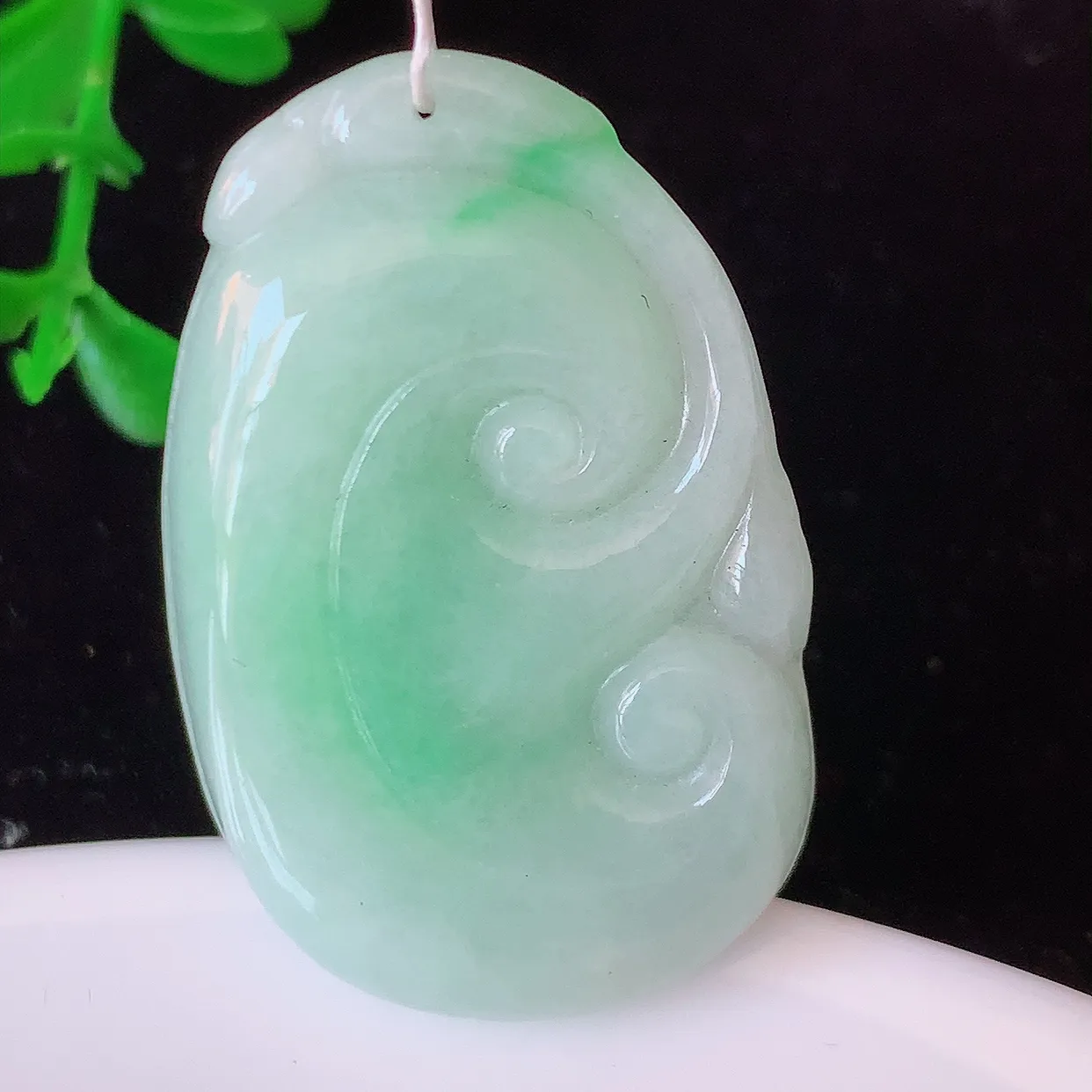 自然光实拍，冰润飘绿翡翠万事如意吊坠，翠色灵动，种老水足，寓意好，品相佳，佩戴佳品！#35.7