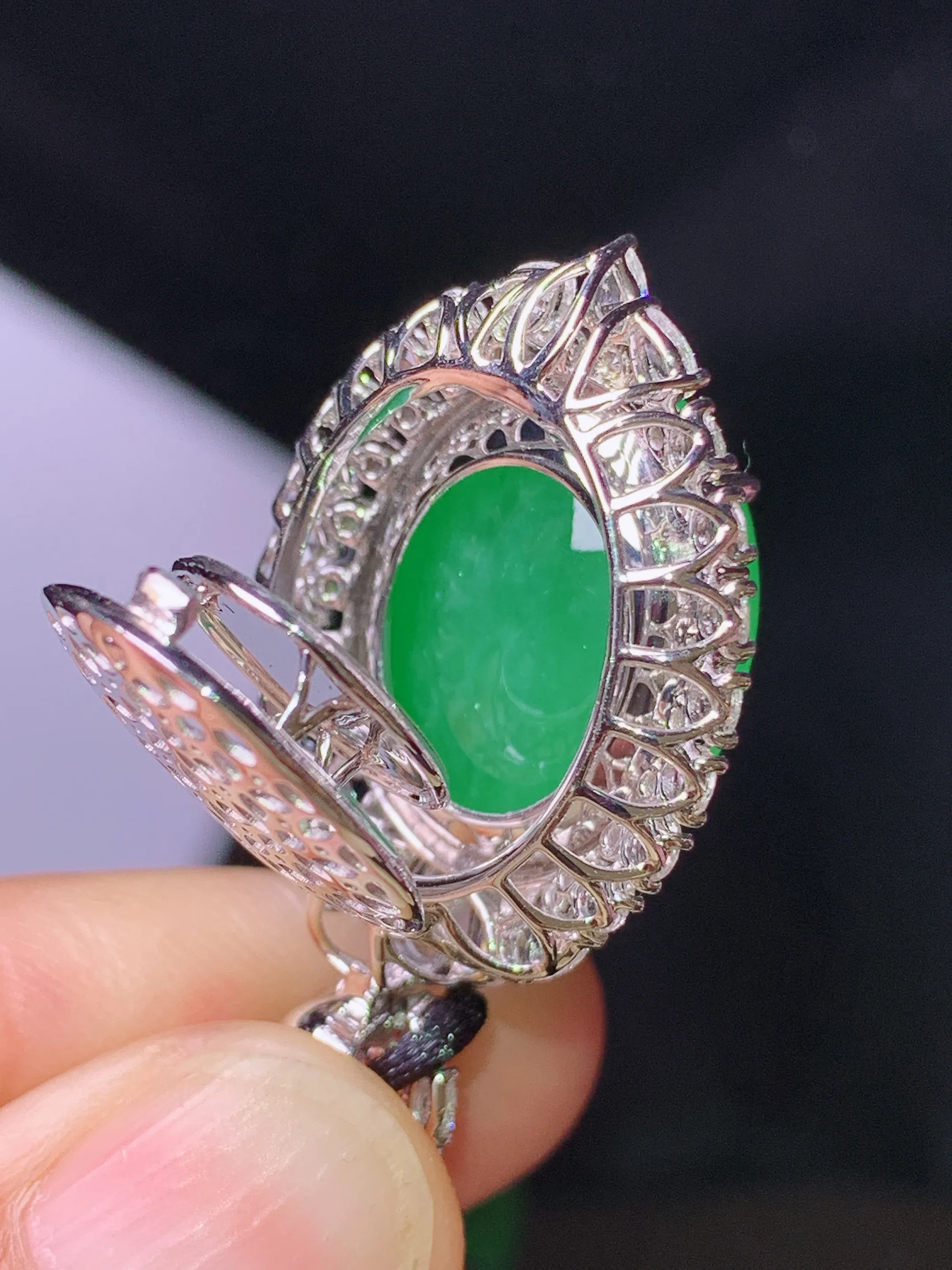 18k金钻镶嵌满绿蛋面吊坠 玉质细腻 水润亮眼 色泽艳丽 整体尺寸35.2*20.8*14