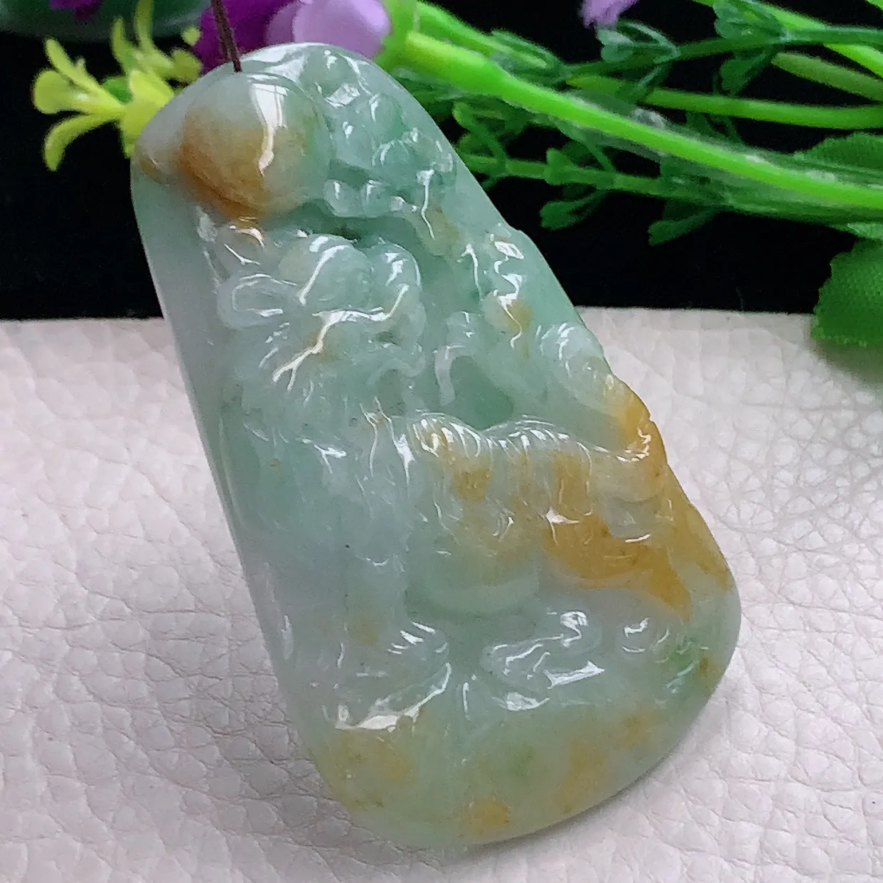 zen自然光66*40*9.8缅甸翡翠a货三彩上山虎 生肖虎玉吊坠 玉挂件