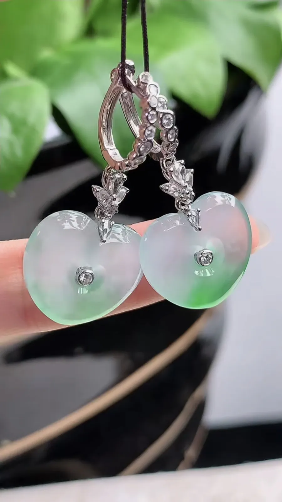 a货翡翠老坑冰种18K金伴钻镶嵌飘绿爱心耳坠 尺寸14.6×16.4×4mm 重量6.62g 1207