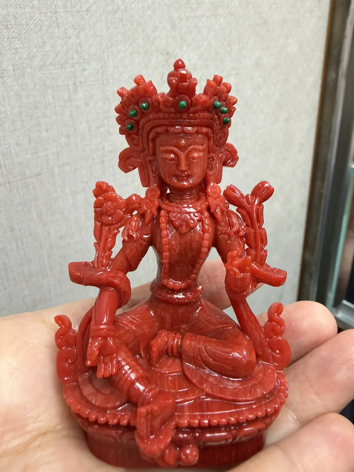 【天然红珊瑚拼接绿镀母小佛摆件】意大利产地，沙丁珊瑚料，深红颜色，釆用台湾拼接手工工艺，精雕细镂，底部有开孔可藏经文，手工工序复杂，高约83.3mm，宽约51mm，厚39.6mm，重量75.67克。天然绿松石点缀！可手持红珊瑚沙丁大枝拼接绿镀母。收藏供奉价值高！