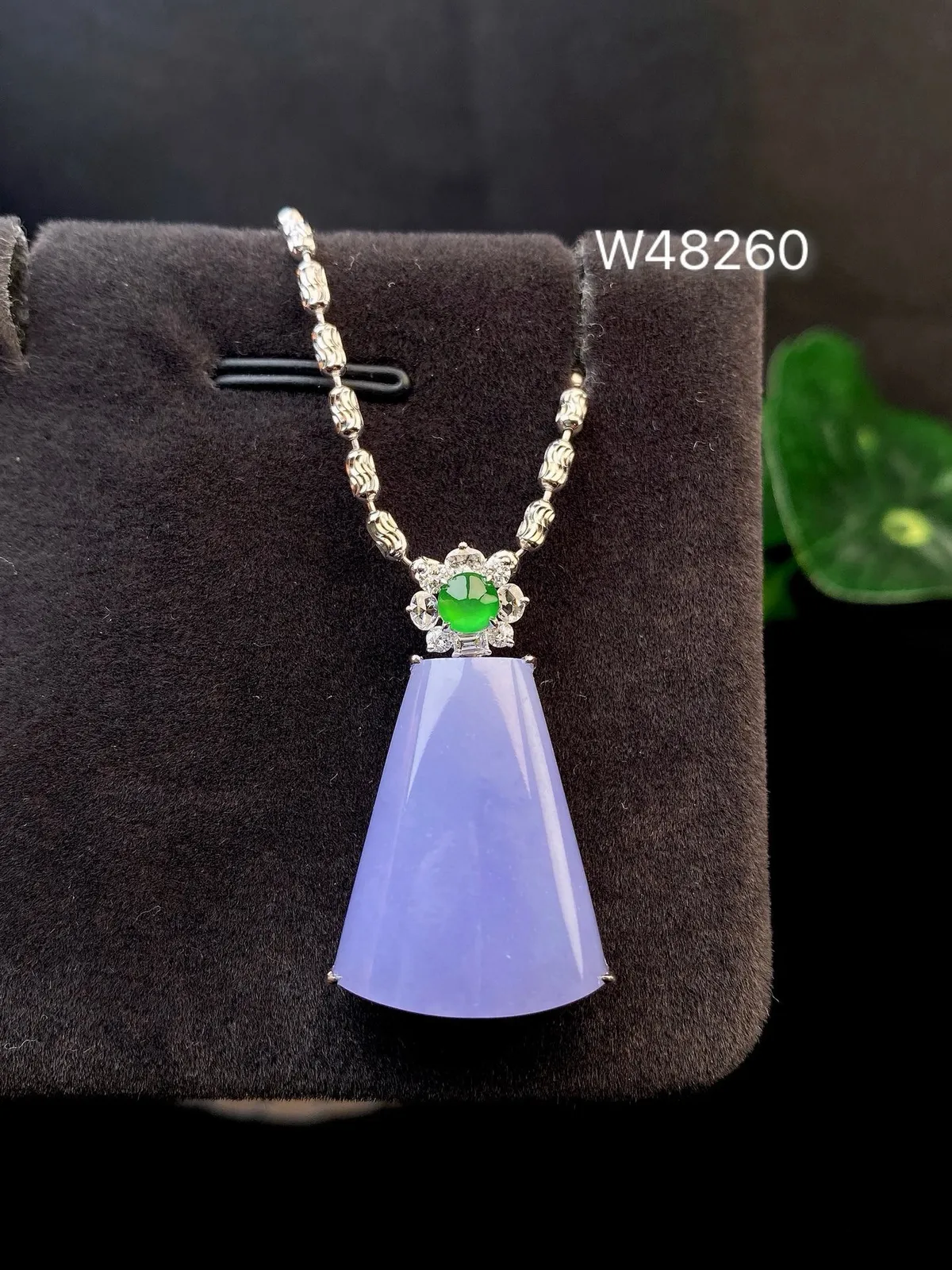 【冰种紫无事牌吊坠】质地细腻，光泽度不错，18k金钻镶嵌，裸石尺寸22.8*17.4*6.5毫米