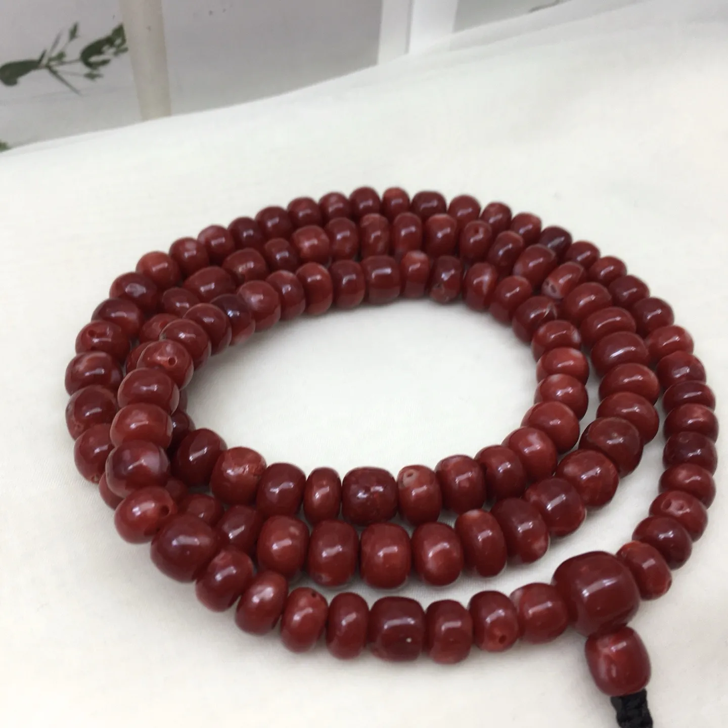 【天然日本阿卡赤血牛血红珊瑚8.8mm鼓珠108佛珠链】项链手链两用款！天然无添加无优化，日本产地，阿卡材料，赤血牛血红颜色。光泽柔润透亮，直径8.8-7.4mm，重量69.3克，材料限制裸石有阿卡标志性白芯眼。珊瑚本为佛教珍宝，来自深海千年生长，有生长纹，属于有机宝石，气场强大。