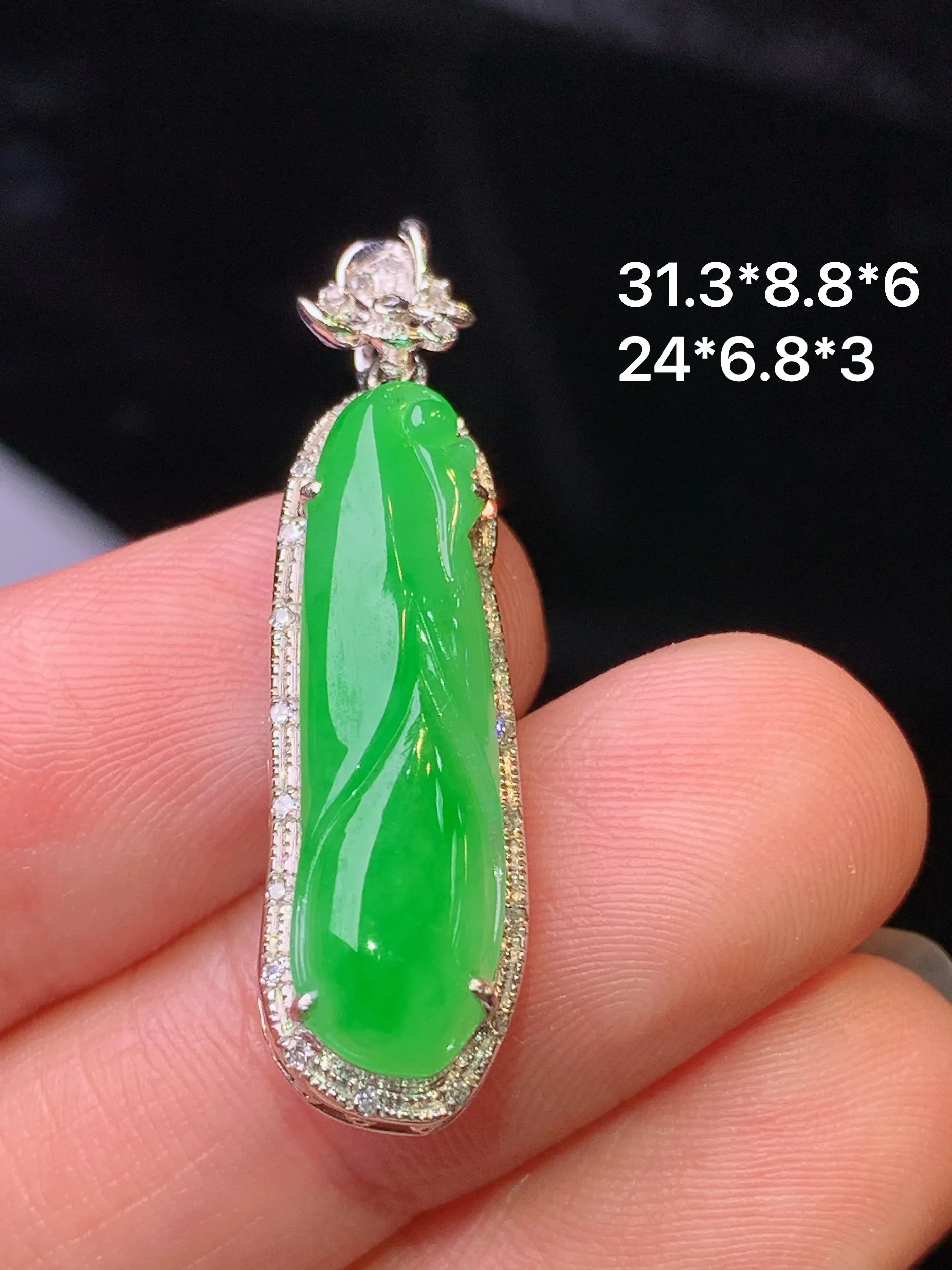 18k金钻镶嵌翠绿花蕾吊坠 玉质细腻 水润亮眼 色泽艳丽 整体尺寸31.3*8.8*6