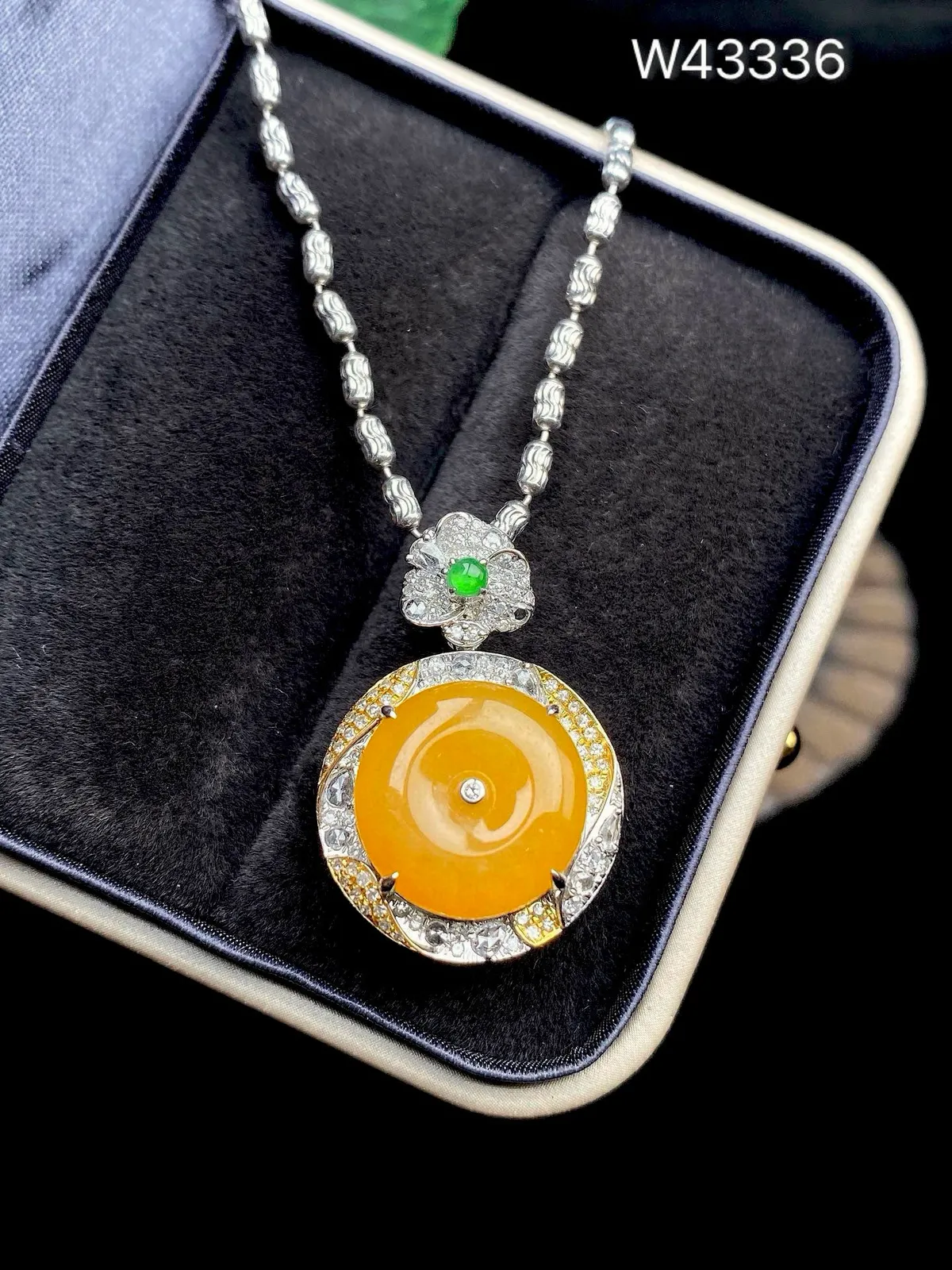 【冰种黄翡平安扣】质地非常细腻，冰润十足，种老冰透，收藏品质，18k金钻镶嵌，裸石尺寸13.8*2.