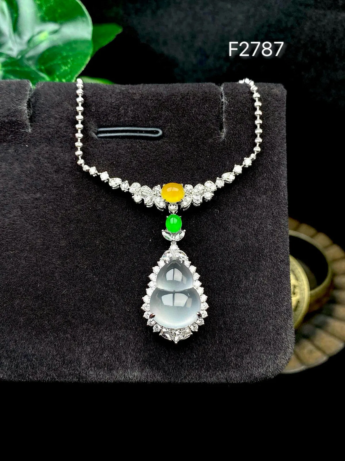 【冰种葫芦吊坠】质地细腻清爽，荧光感强烈，起刚光强烈，18K金钻镶嵌，裸石尺寸13.3*9.6*4.