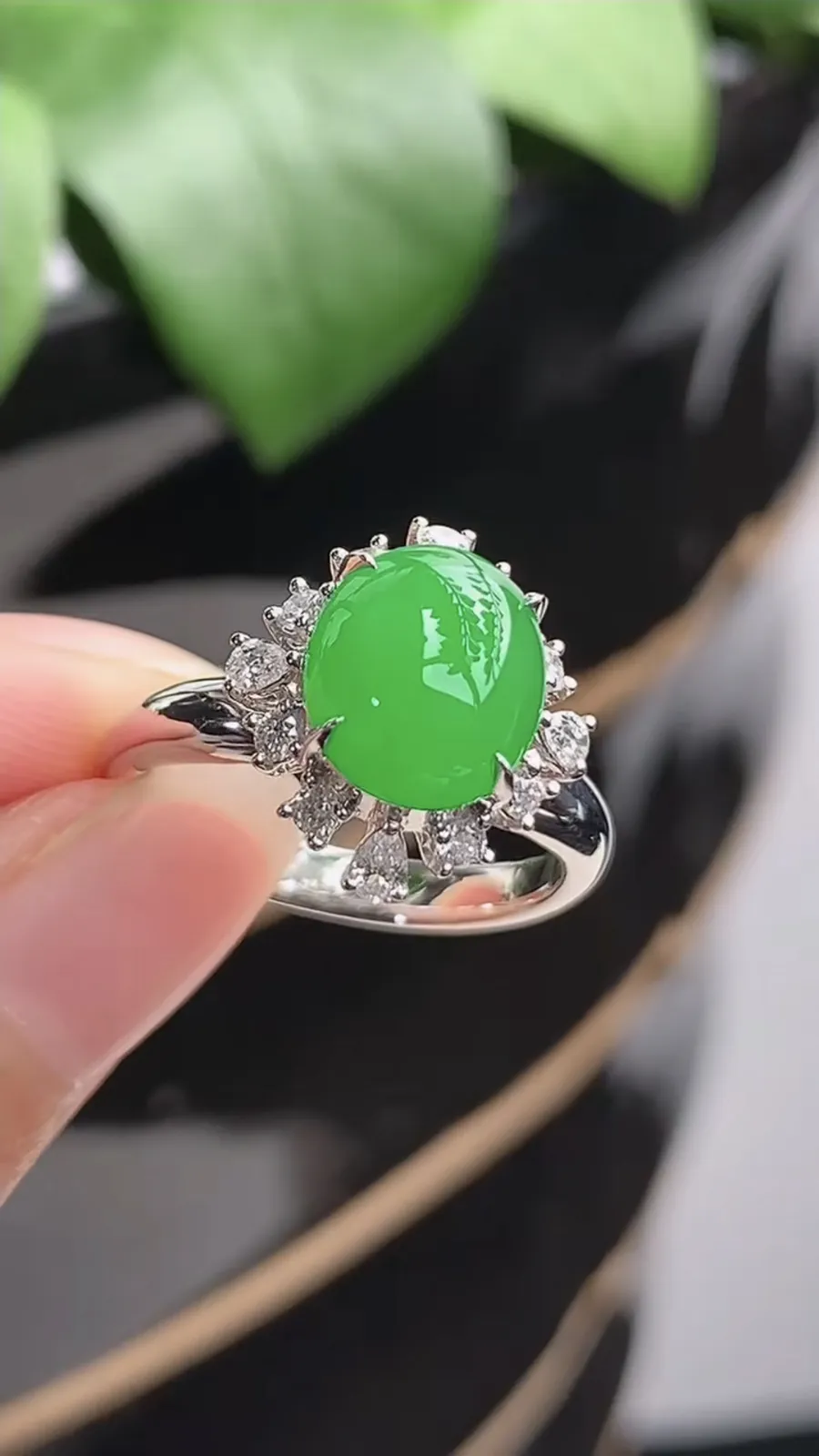 a货翡翠老坑冰种18K金伴钻镶嵌阳绿蛋面戒指 圈口17.4裸石尺寸9.5×8mm 重量4.14g 1209