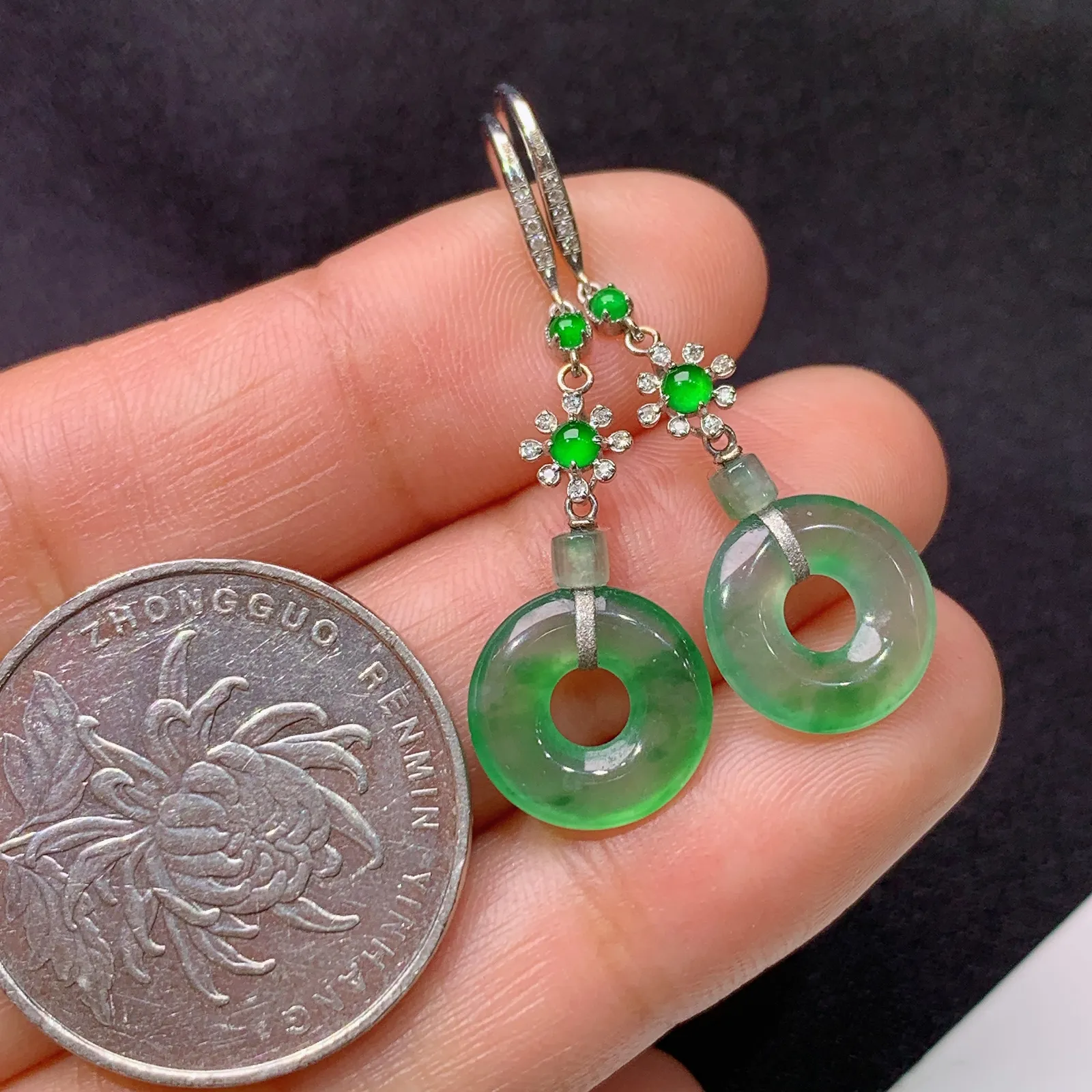 冰飘绿甜甜圈耳坠，18k金镶嵌，简约时尚，冰润色阳，种水足 尺寸11.4*2
