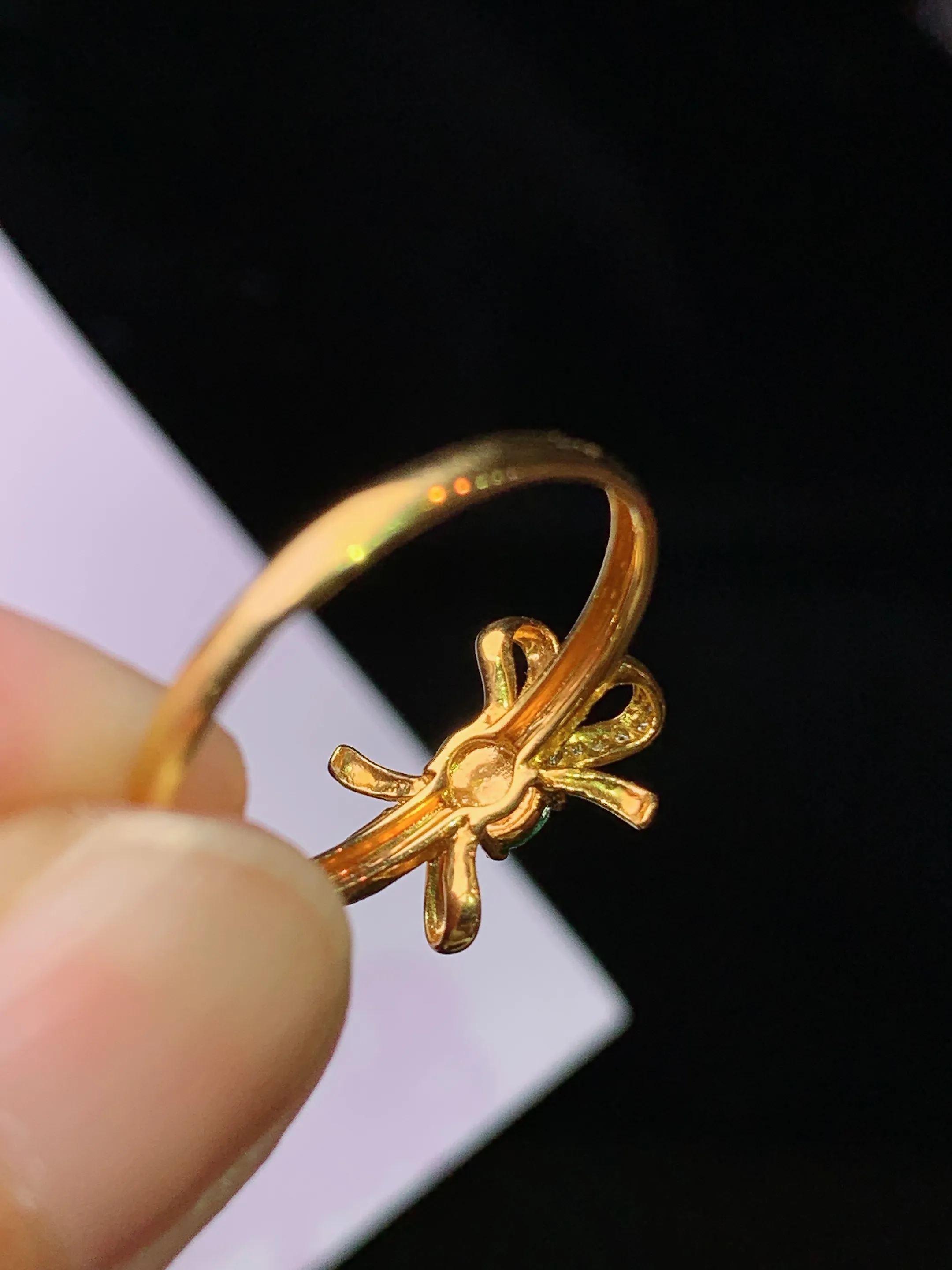 18k金钻镶嵌满绿蛋面戒指 玉质细腻 水润亮眼 色泽艳丽 圈口14 裸石尺寸3.5*2