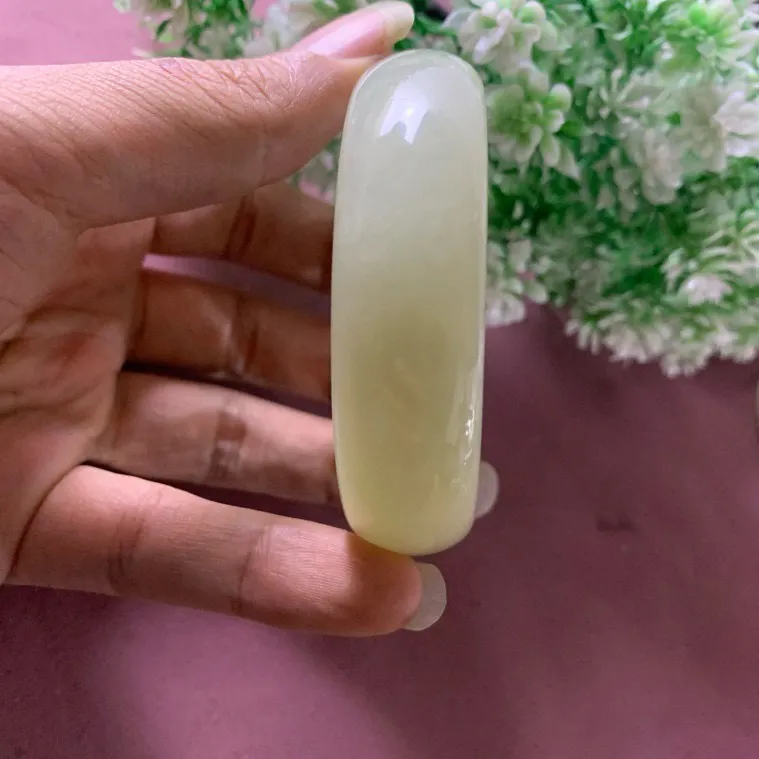 56.5圈口和田玉且末料宽版手镯，精品青白手镯，【挽间柔情】，镯型古朴典雅。在诗情画意的雨巷相遇，你