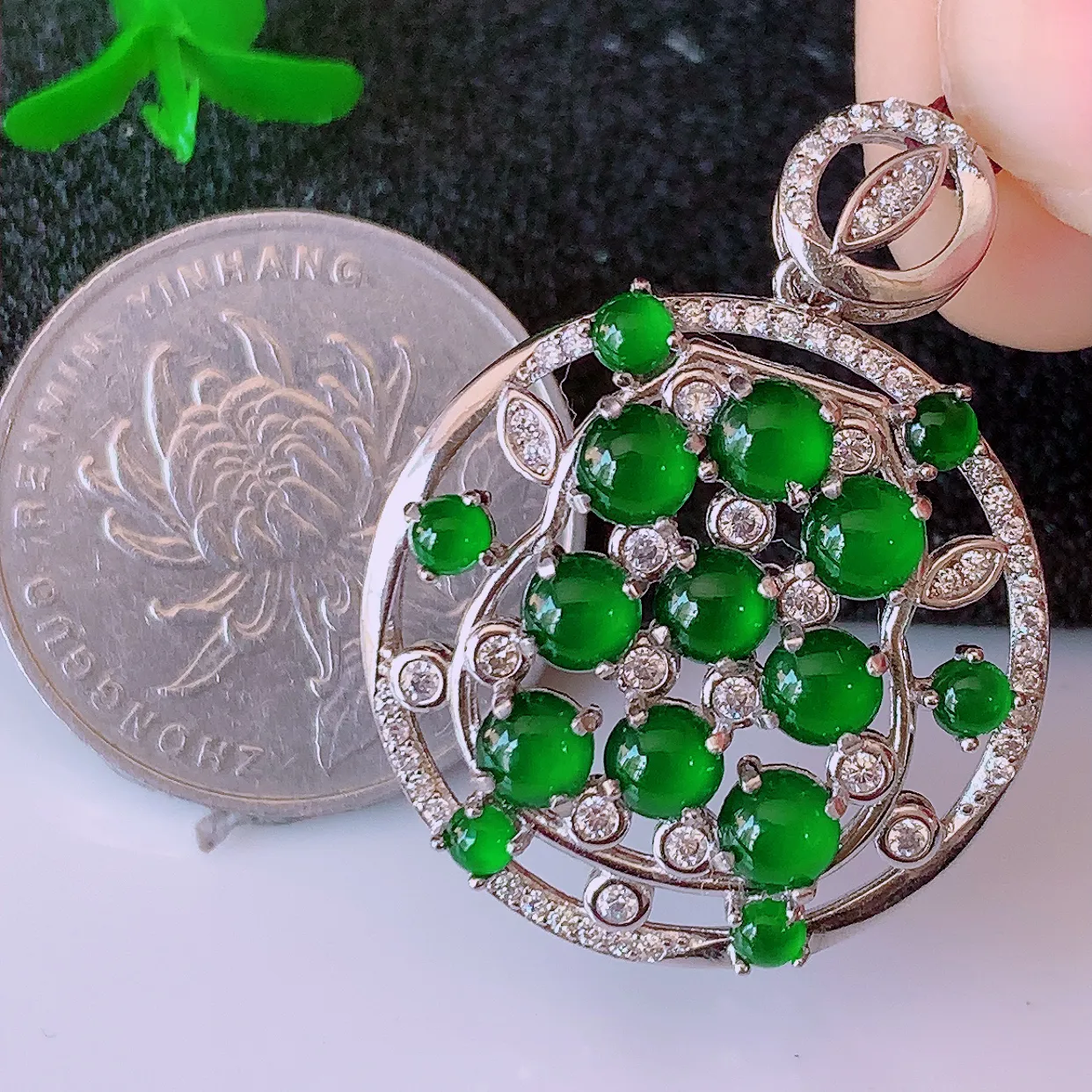 冰透满绿翡翠925银镶嵌吊坠，自然光实拍，翠色灵动，颜色漂亮，种老水足，品相佳，佩戴佳品！#97.7整体32.5-25-5裸石4*4