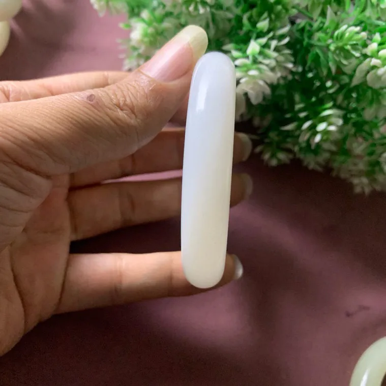 和田玉53圈口羊脂白手镯！玉质细腻油润 底色纯净 脂粉好，品质高。